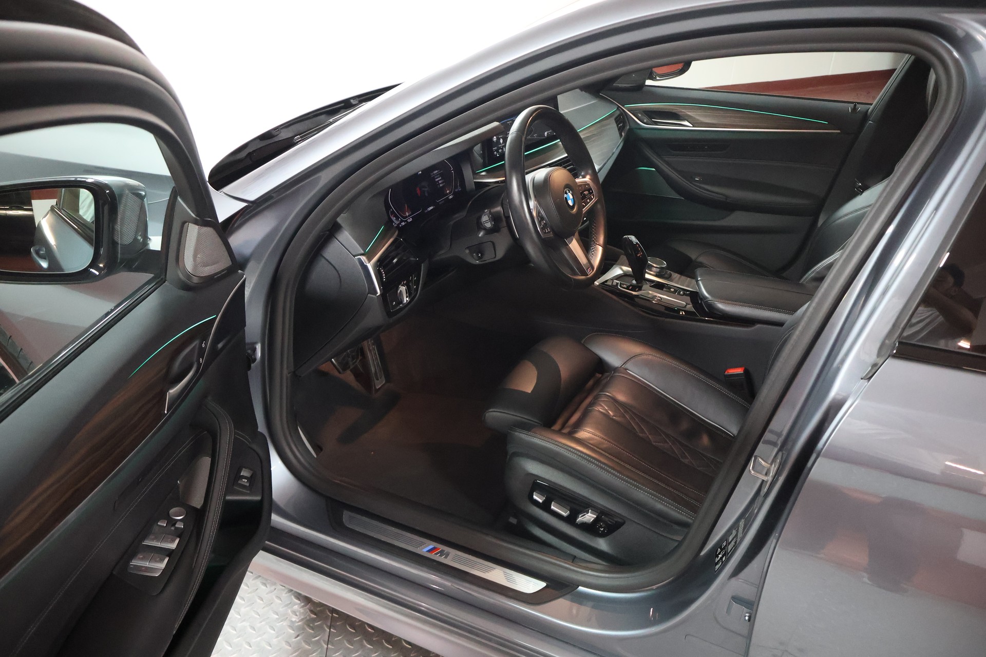 BMW 520d xDrive 48V Touring M Sport Steptronic-image-6