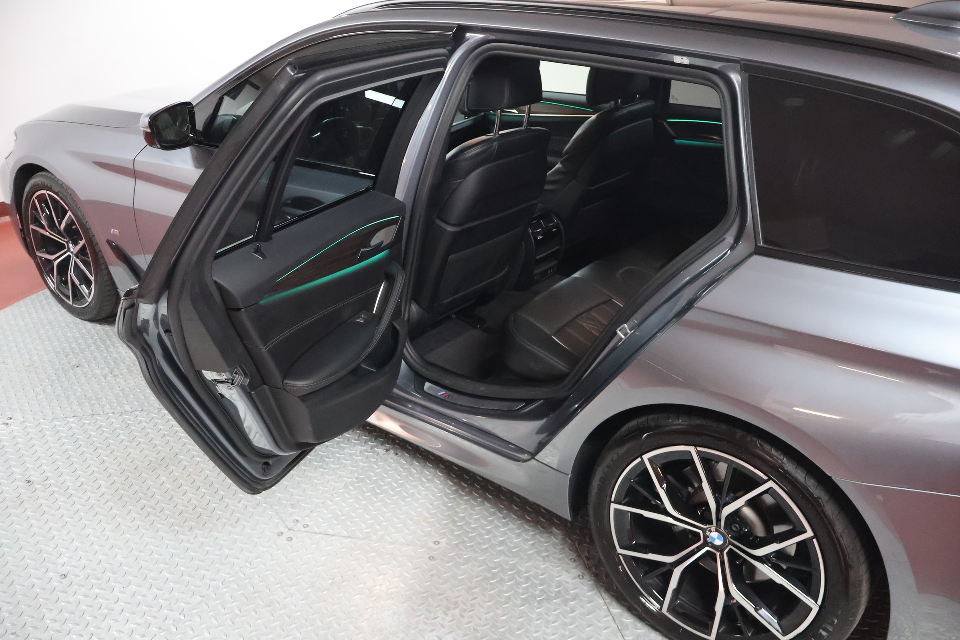 BMW 520d xDrive 48V Touring M Sport Steptronic-image-17