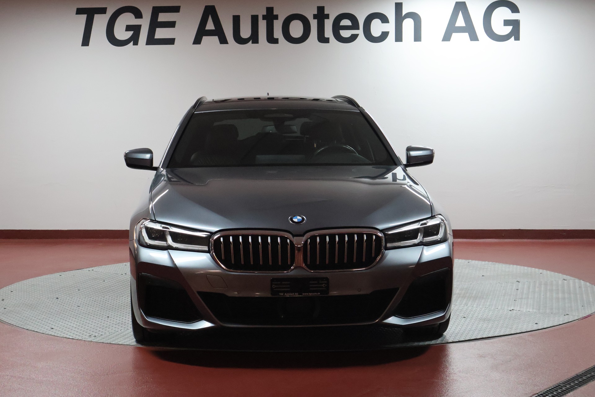 BMW 520d xDrive 48V Touring M Sport Steptronic-showroom-element-1
