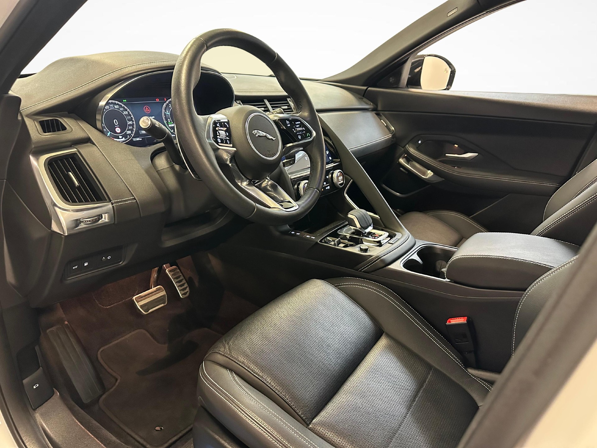 JAGUAR E-Pace 1.5 T 270e R-Dynamic SE AWD-showroom-element-3