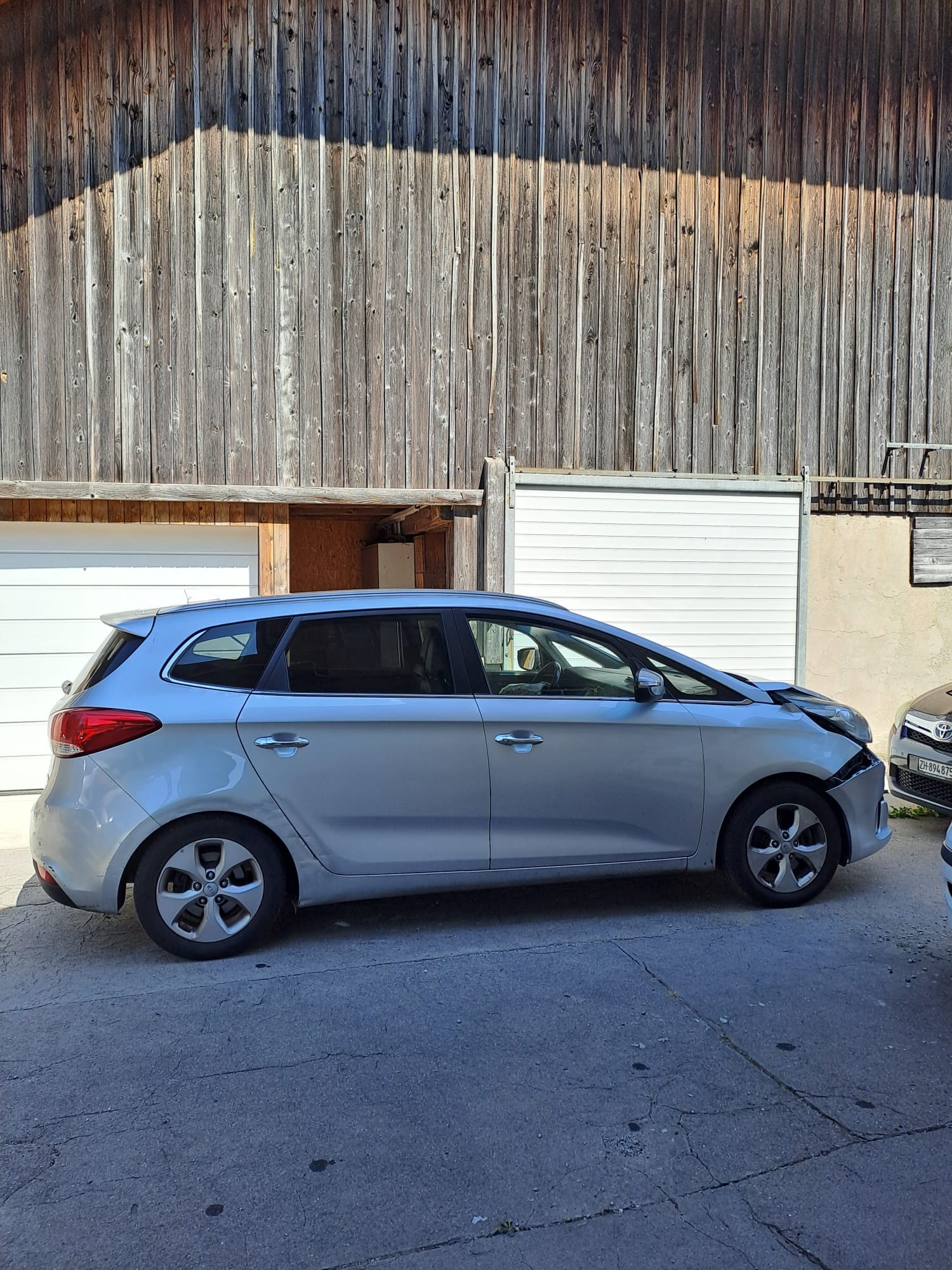 KIA Carens 1.6 GDI Swiss Eco Edition-image-2