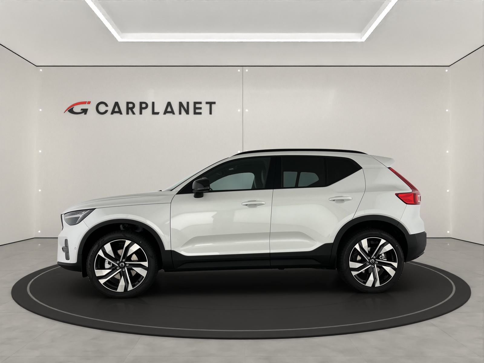 VOLVO XC40 2.0 B3 MH Plus Dark-showroom-element-1