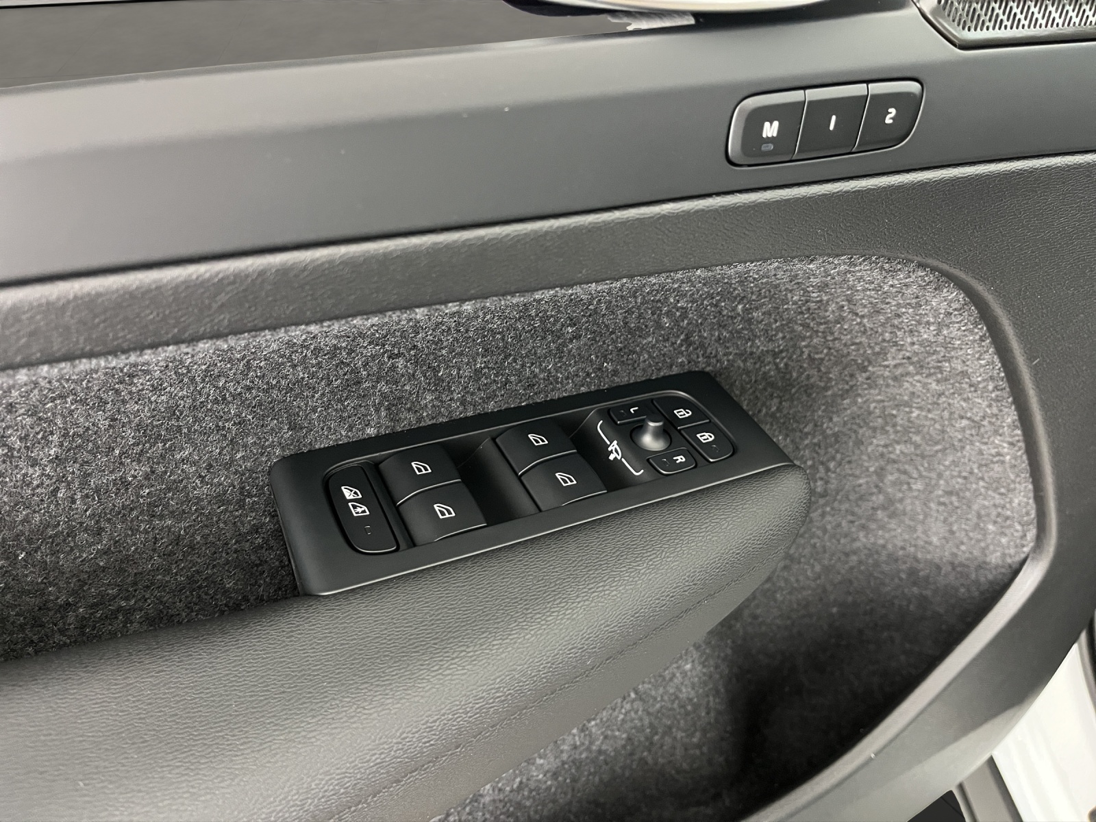 VOLVO XC40 2.0 B3 MH Plus Dark-image-16