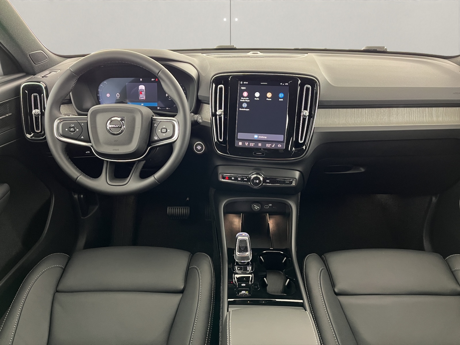 VOLVO XC40 2.0 B3 MH Plus Dark-image-12