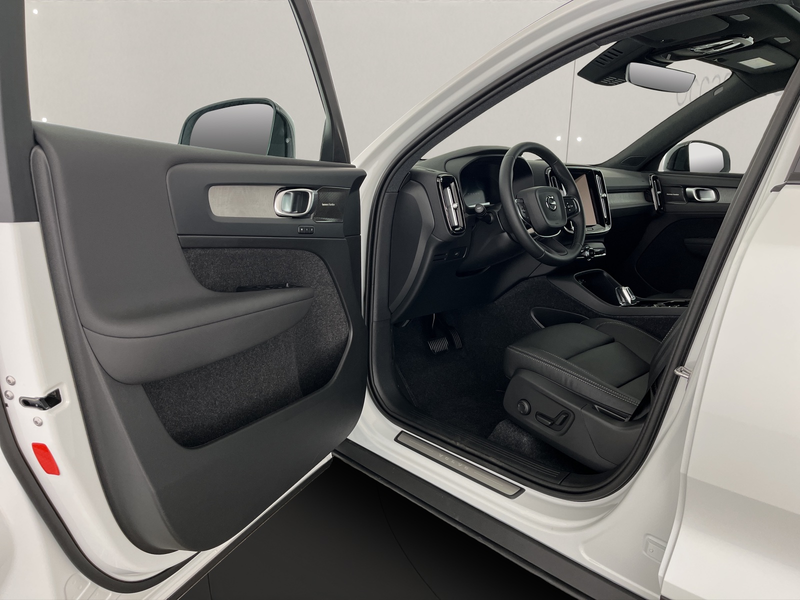 VOLVO XC40 2.0 B3 MH Plus Dark-image-7
