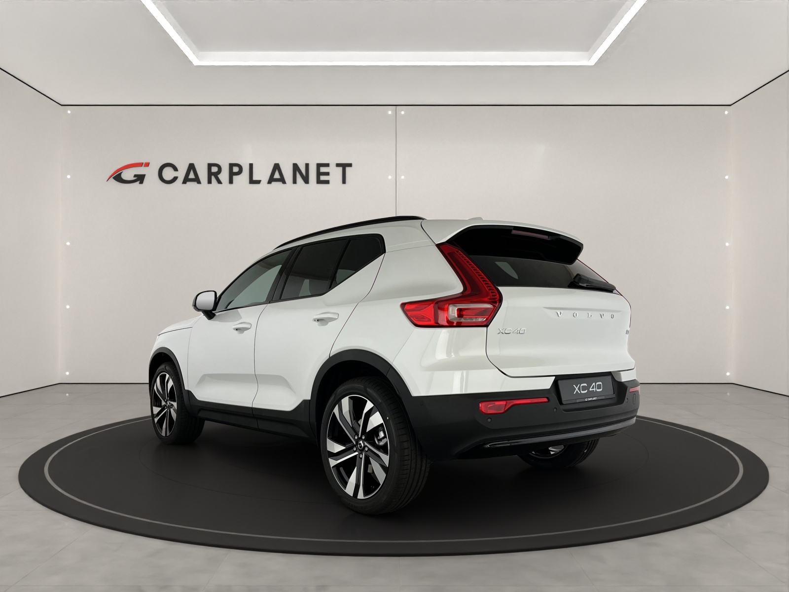 VOLVO XC40 2.0 B3 MH Plus Dark-showroom-element-3