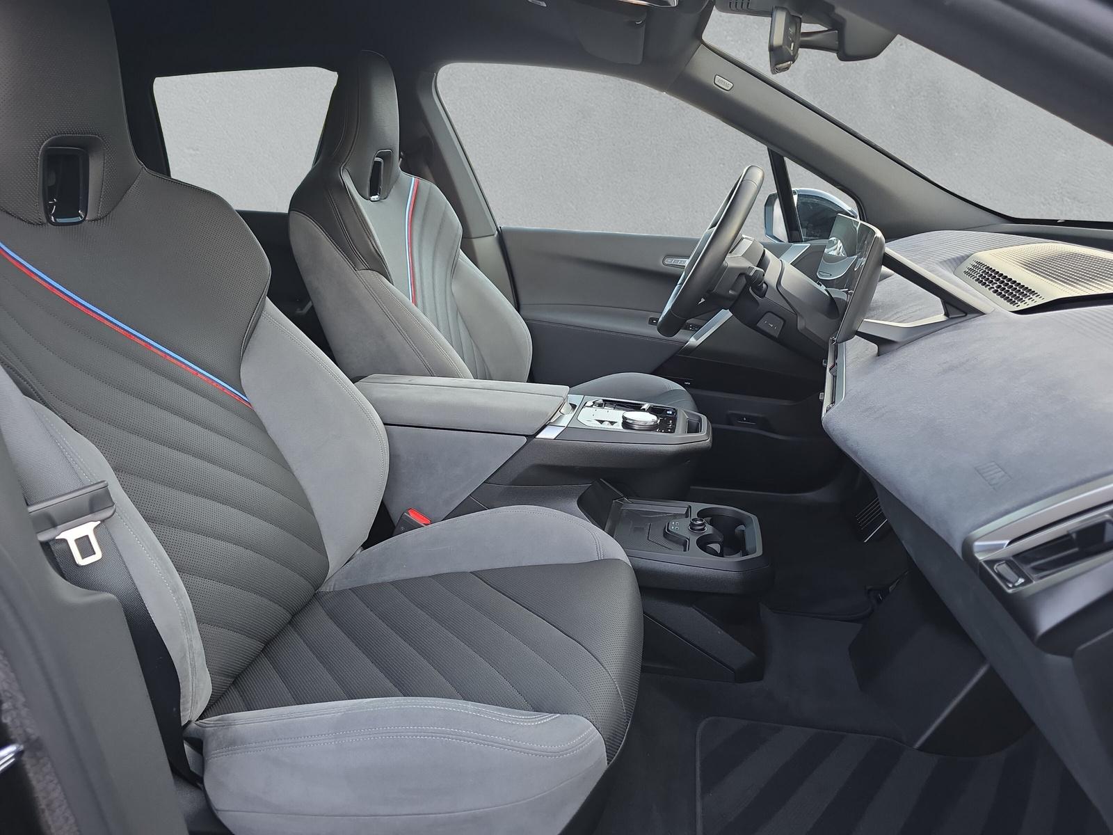 BMW iX xDrive60 M Sport Pro (CH) AHK 2.5T ** Action de Leasing à 0.9% **-image-12