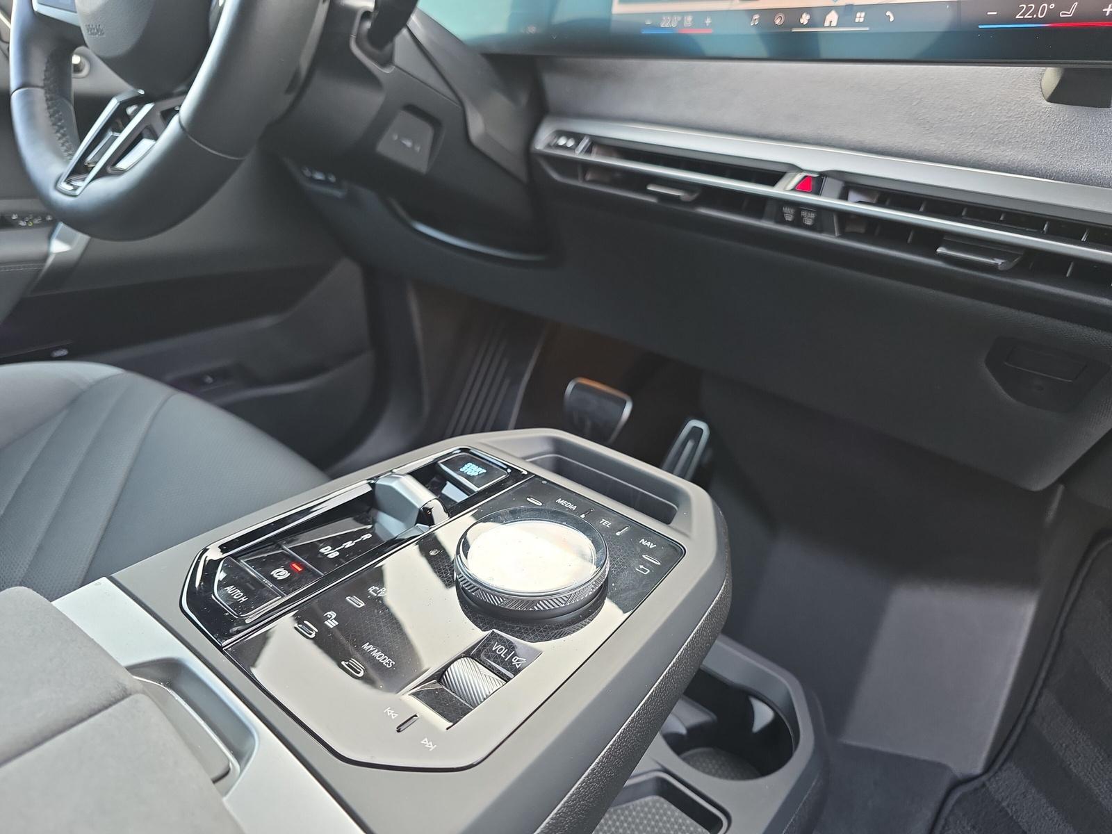BMW iX xDrive60 M Sport Pro (CH) AHK 2.5T ** Action de Leasing à 0.9% **-image-14
