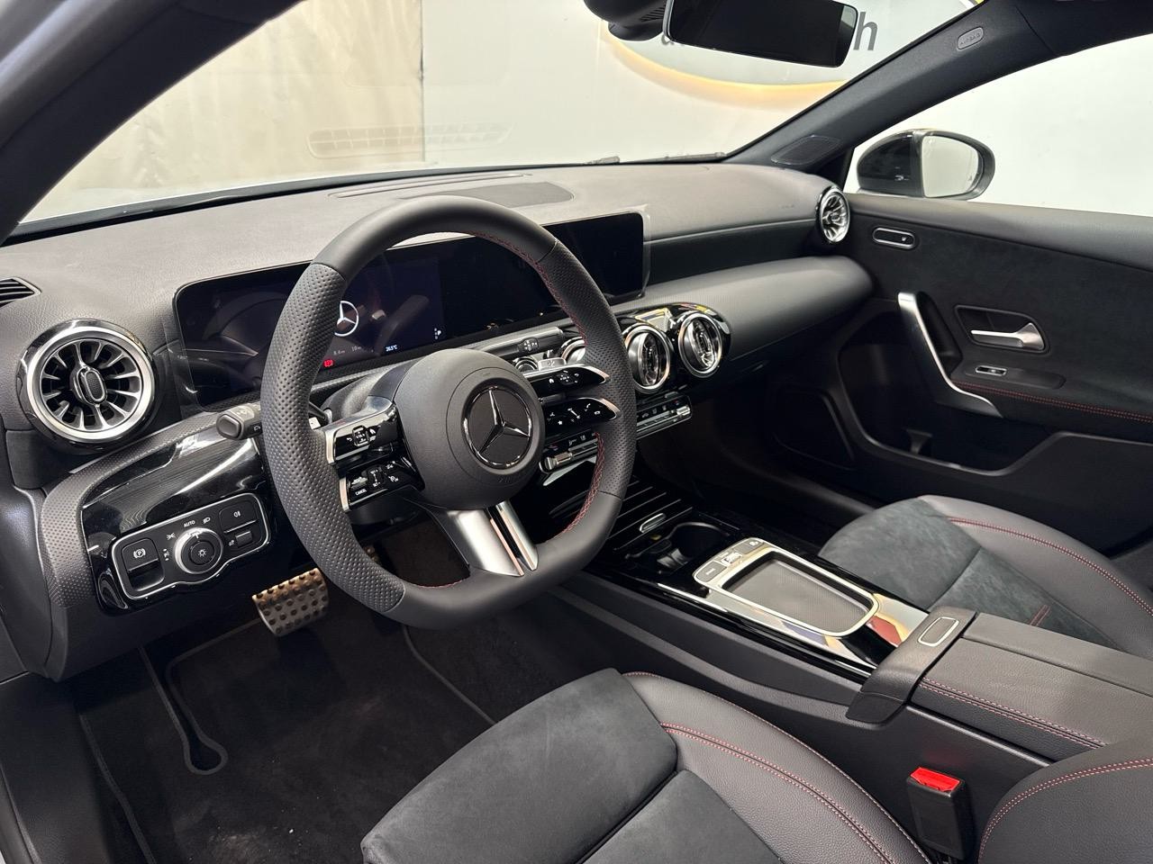 MERCEDES-BENZ A 250 e DCT AMG-showroom-element-2