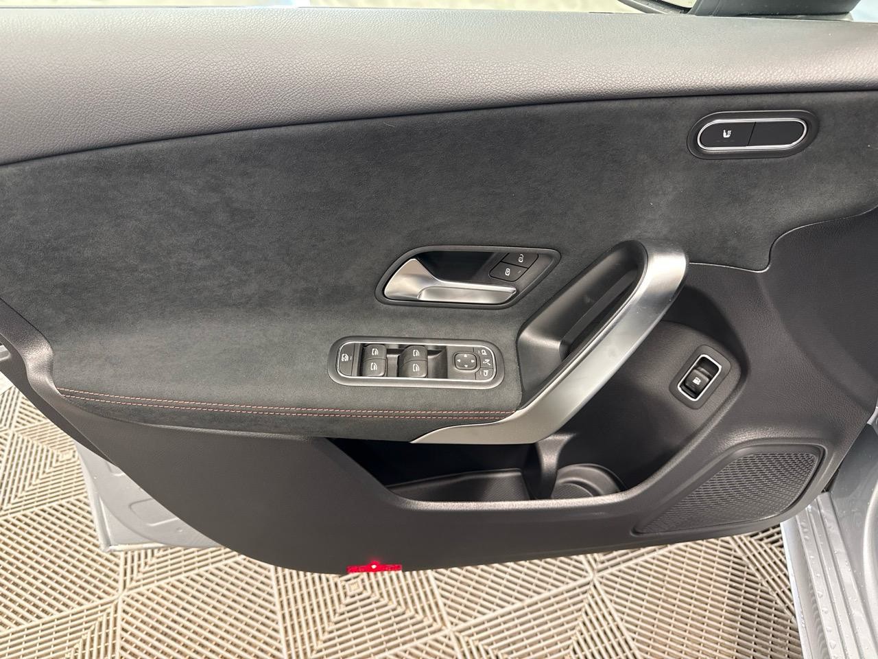 MERCEDES-BENZ A 250 e DCT AMG-showroom-element-3