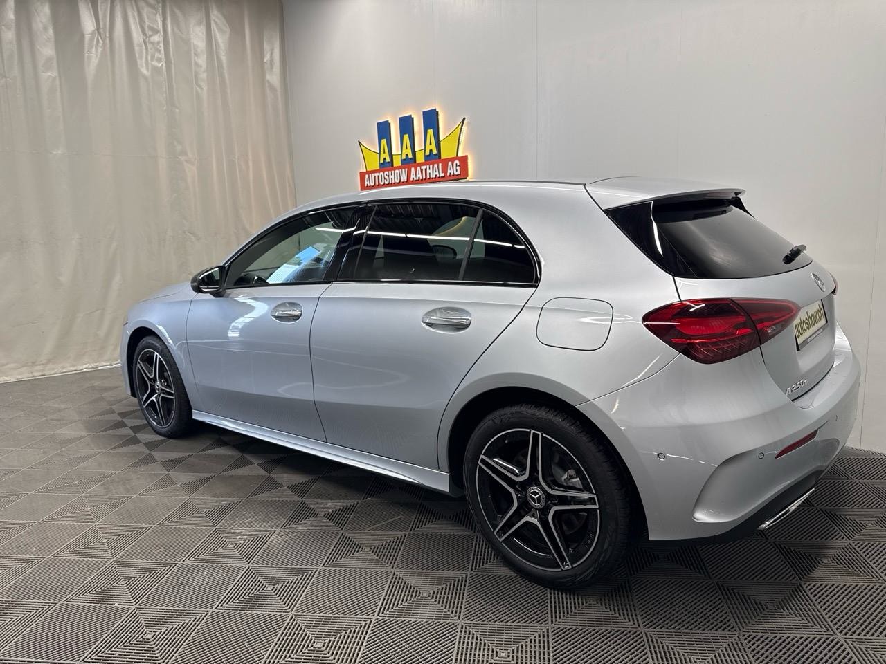 MERCEDES-BENZ A 250 e DCT AMG-showroom-element-1