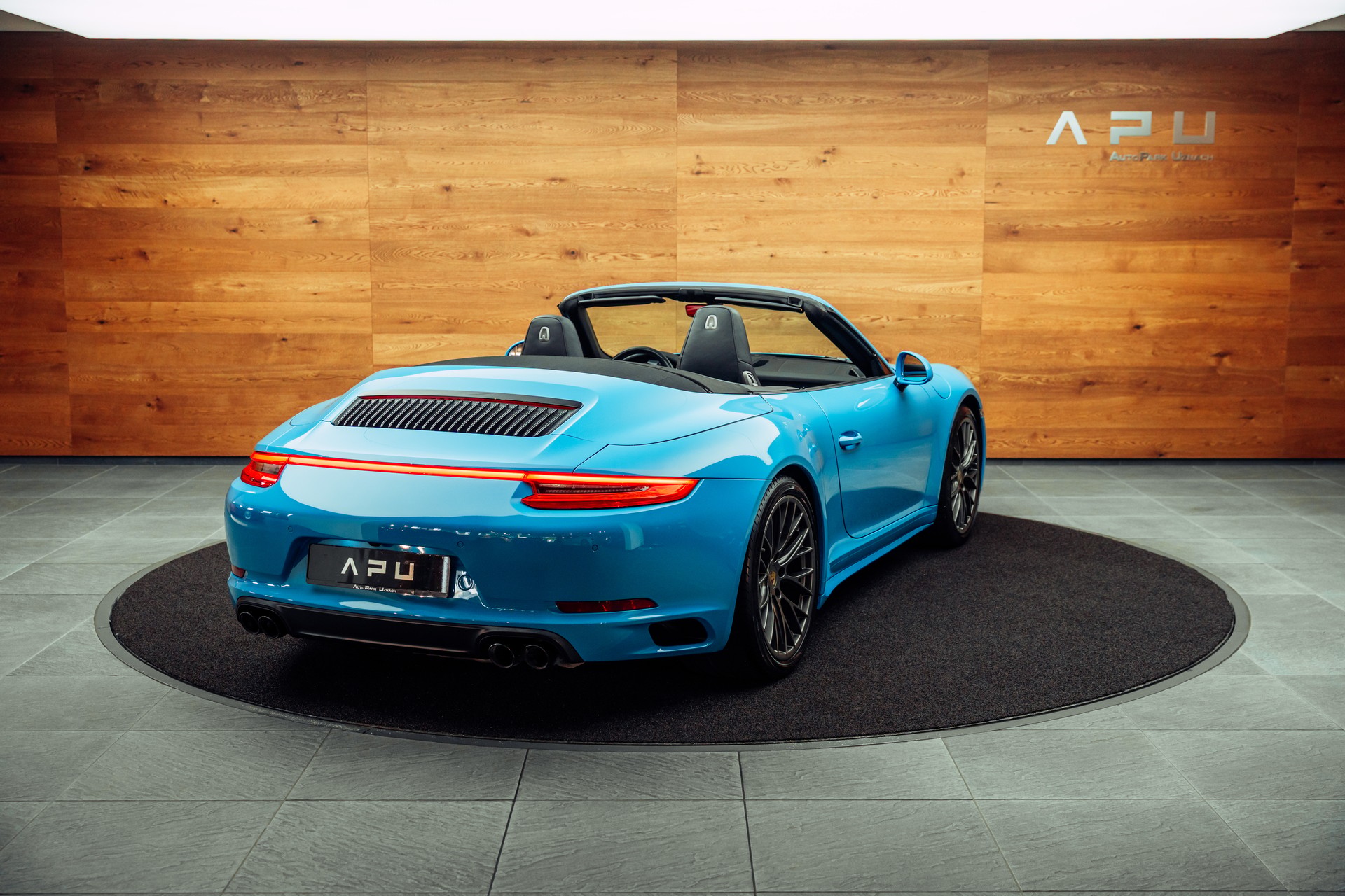 PORSCHE 911 Carrera 4S Cabrio PDK Miamiblau-showroom-element-1
