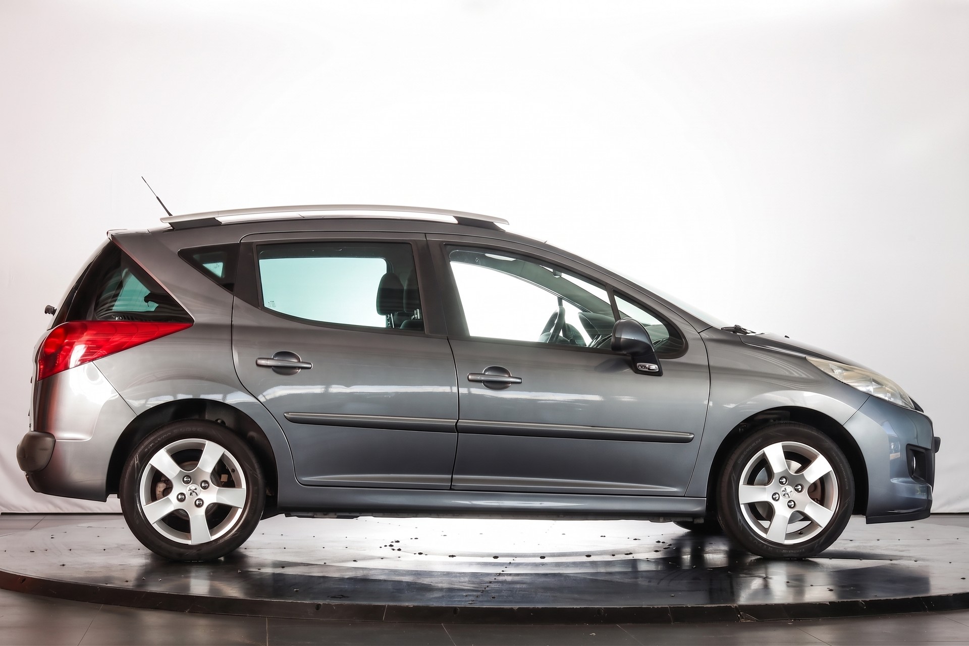 PEUGEOT 207 SW 1.6 16V Allure-image-4