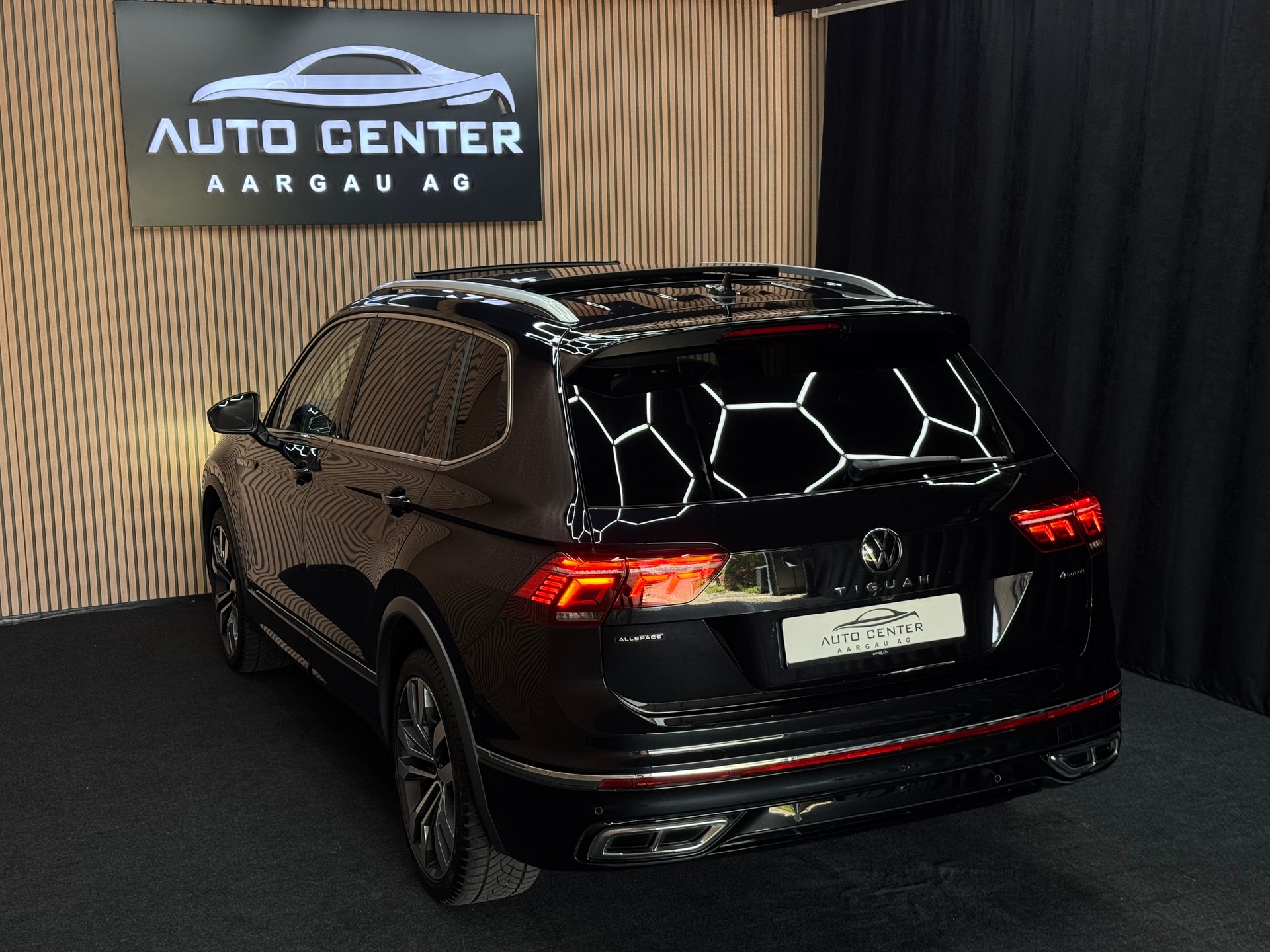 VW Tiguan Allspace 2.0 TDI SCR R-Line DSG 7 Sitze *ab CHF 299.-/ Monat*-showroom-element-3