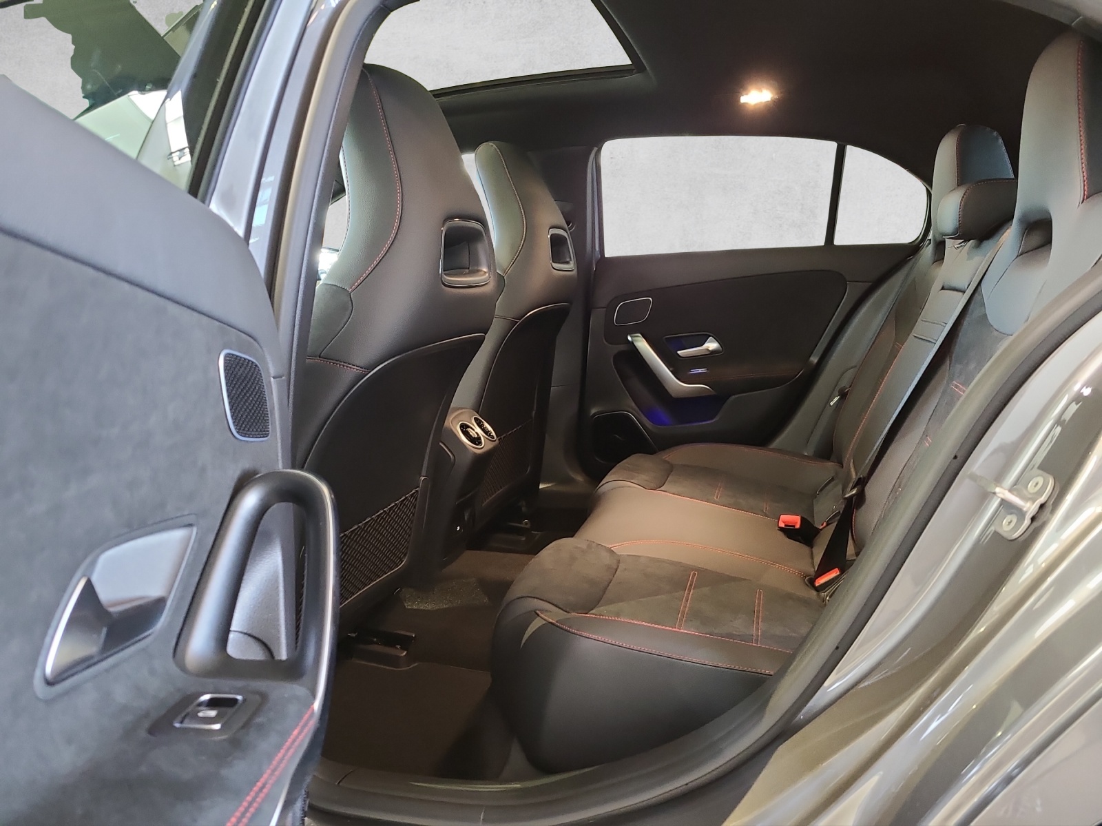 MERCEDES-BENZ A 250 AMG Line 4M W177-showroom-element-2