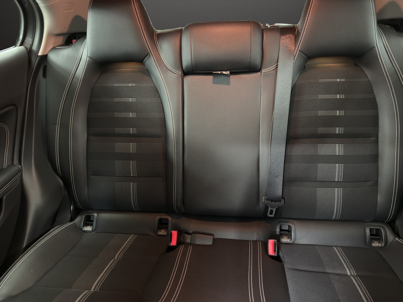 MERCEDES-BENZ GLA 200 d Urban 4Matic-image-14