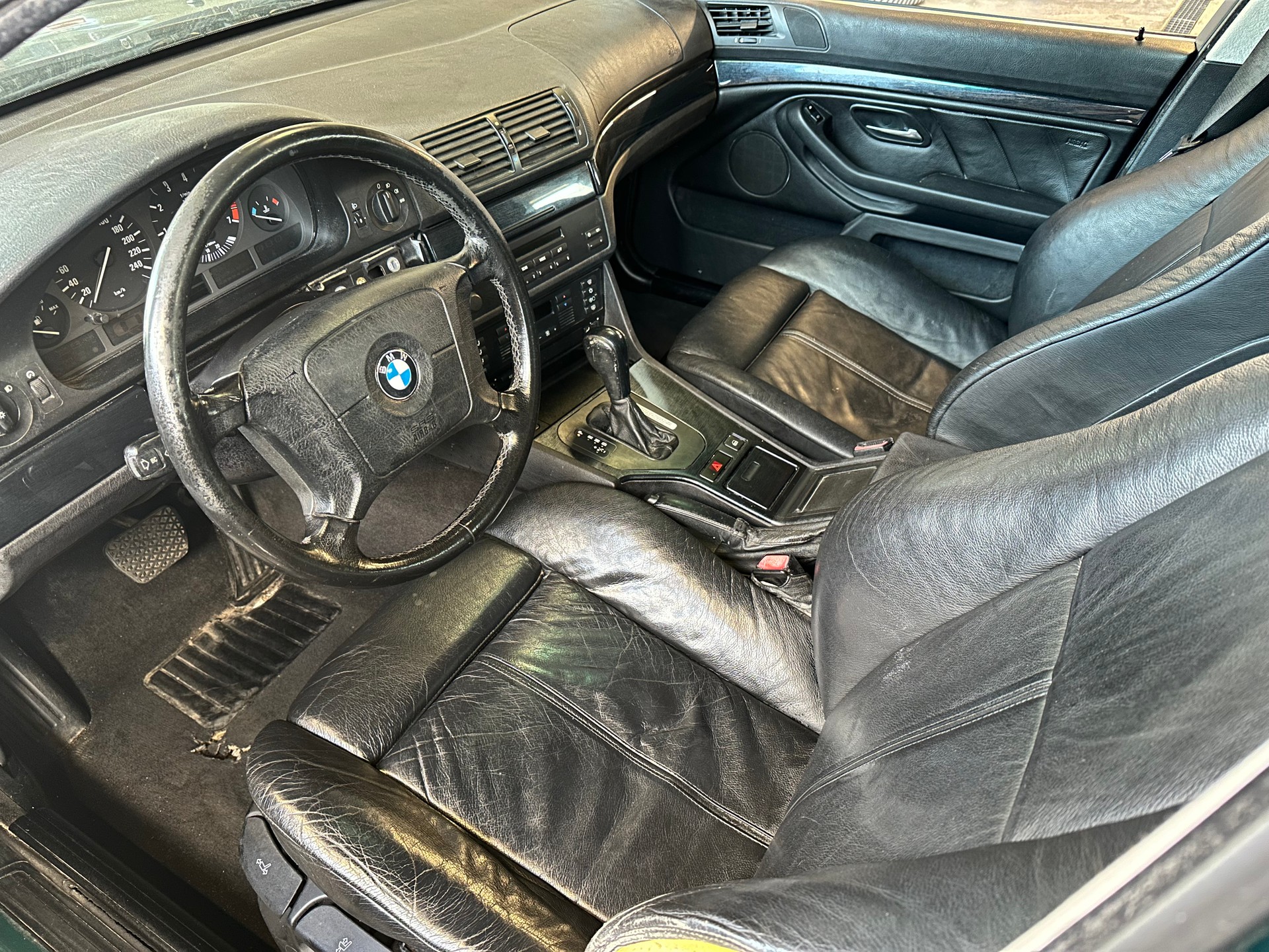 BMW 528i-image-8