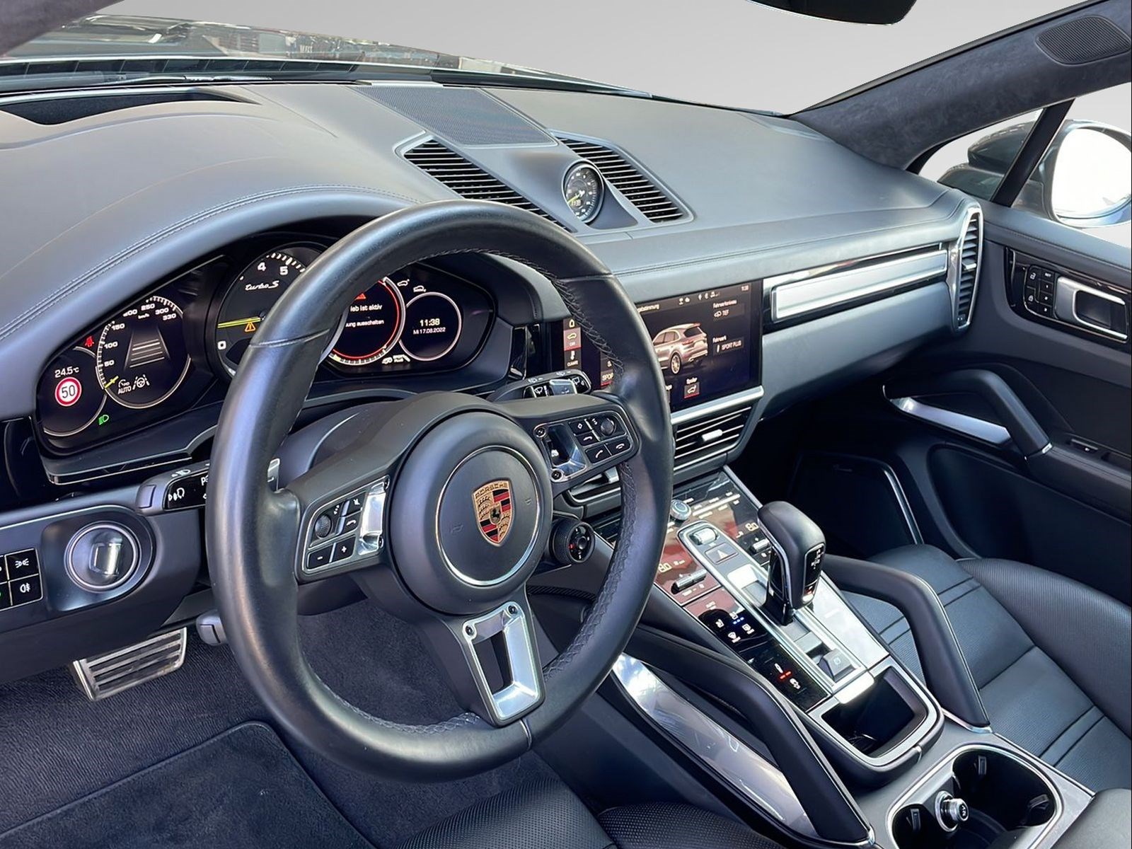 PORSCHE Cayenne Turbo S E-Hybrid-image-9
