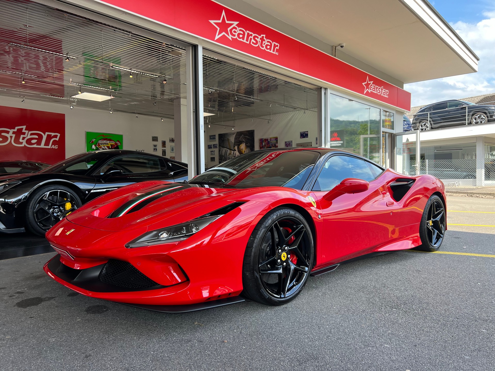 FERRARI F8 Tributo Bi-Color-showroom-element-2