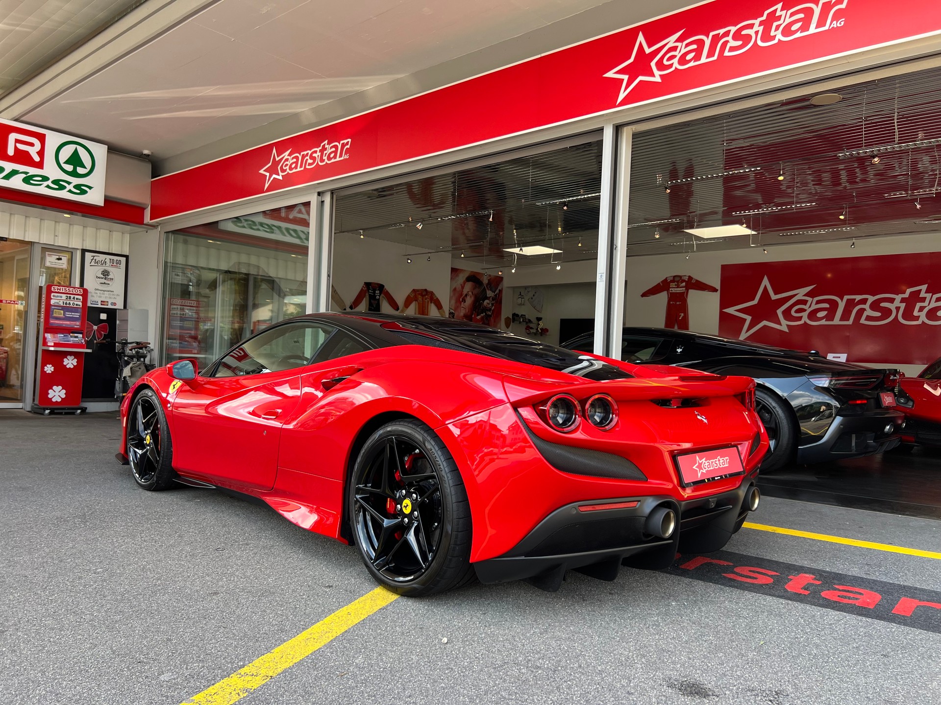 FERRARI F8 Tributo Bi-Color-showroom-element-3