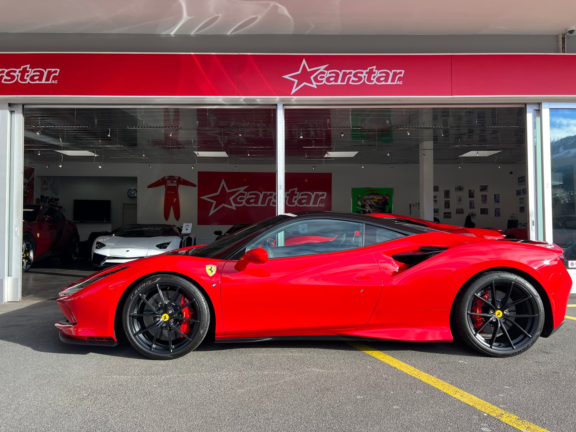 FERRARI F8 Tributo Bi-Color-showroom-element-1