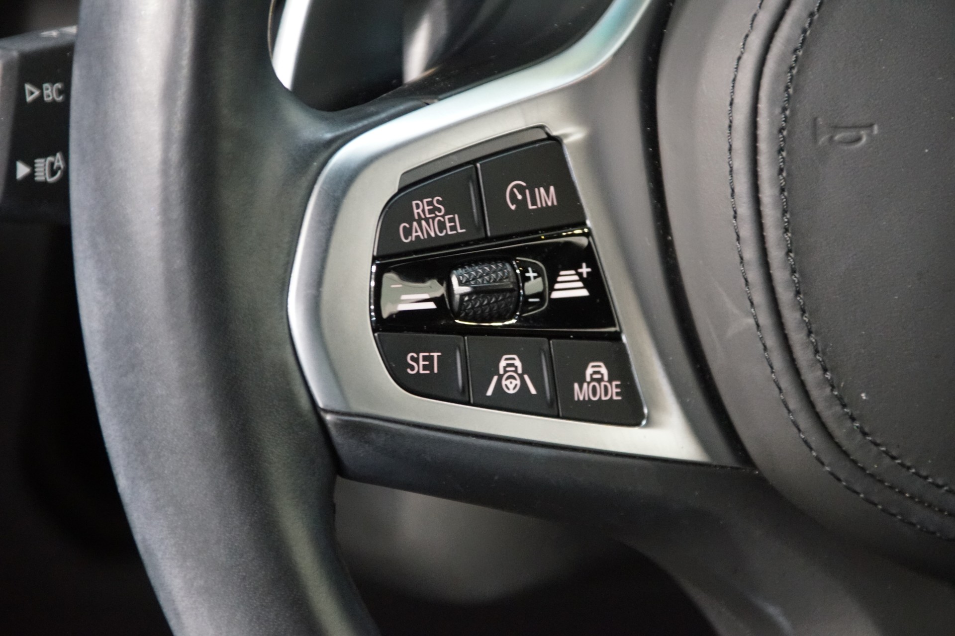 BMW M440i xDrive 48V Cabriolet Steptronic-image-17