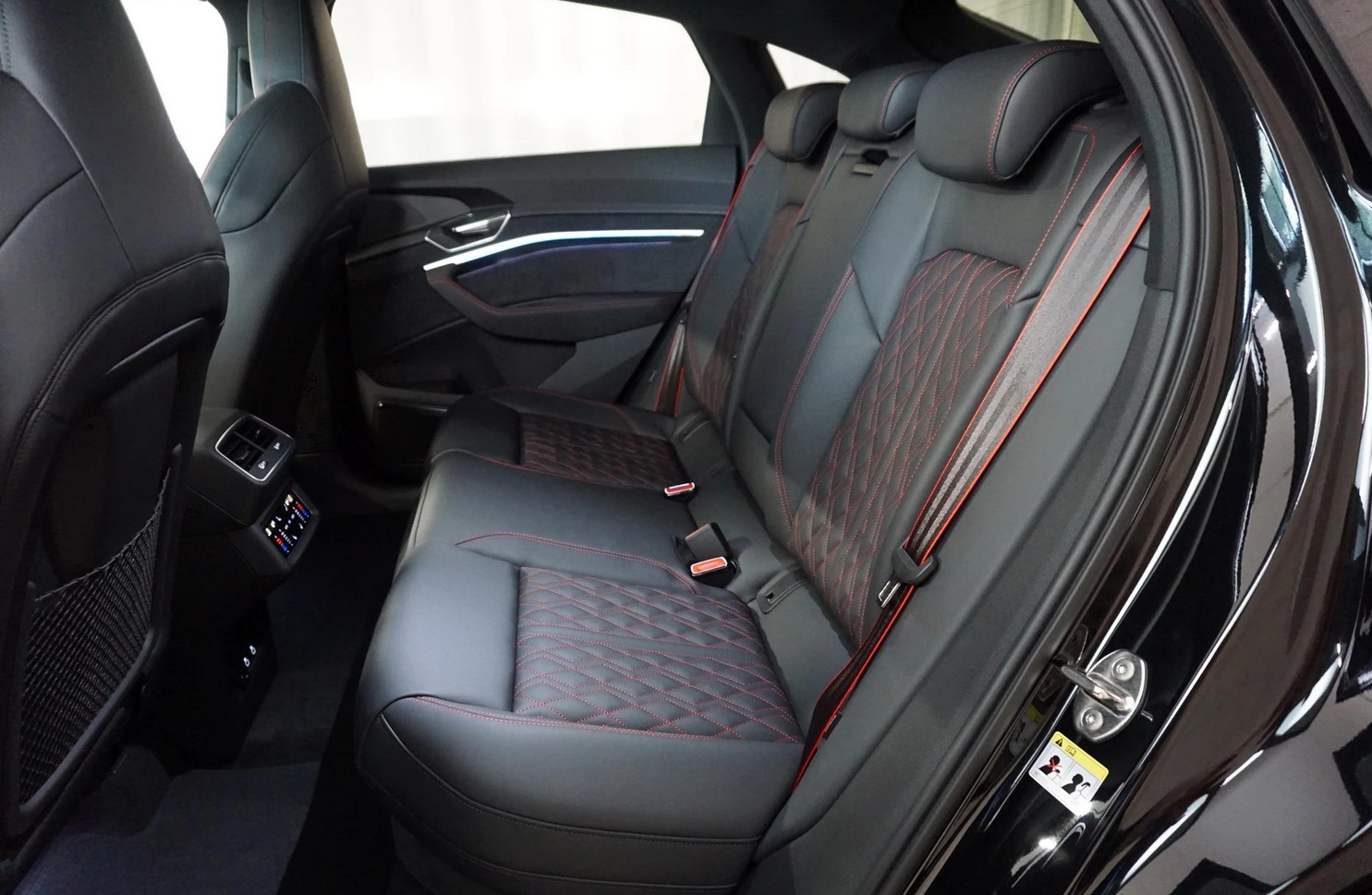 AUDI Q8 Sportback 55 e-tron Black Edition quattro-image-15