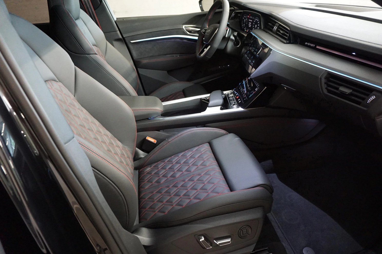 AUDI Q8 Sportback 55 e-tron Black Edition quattro-image-14