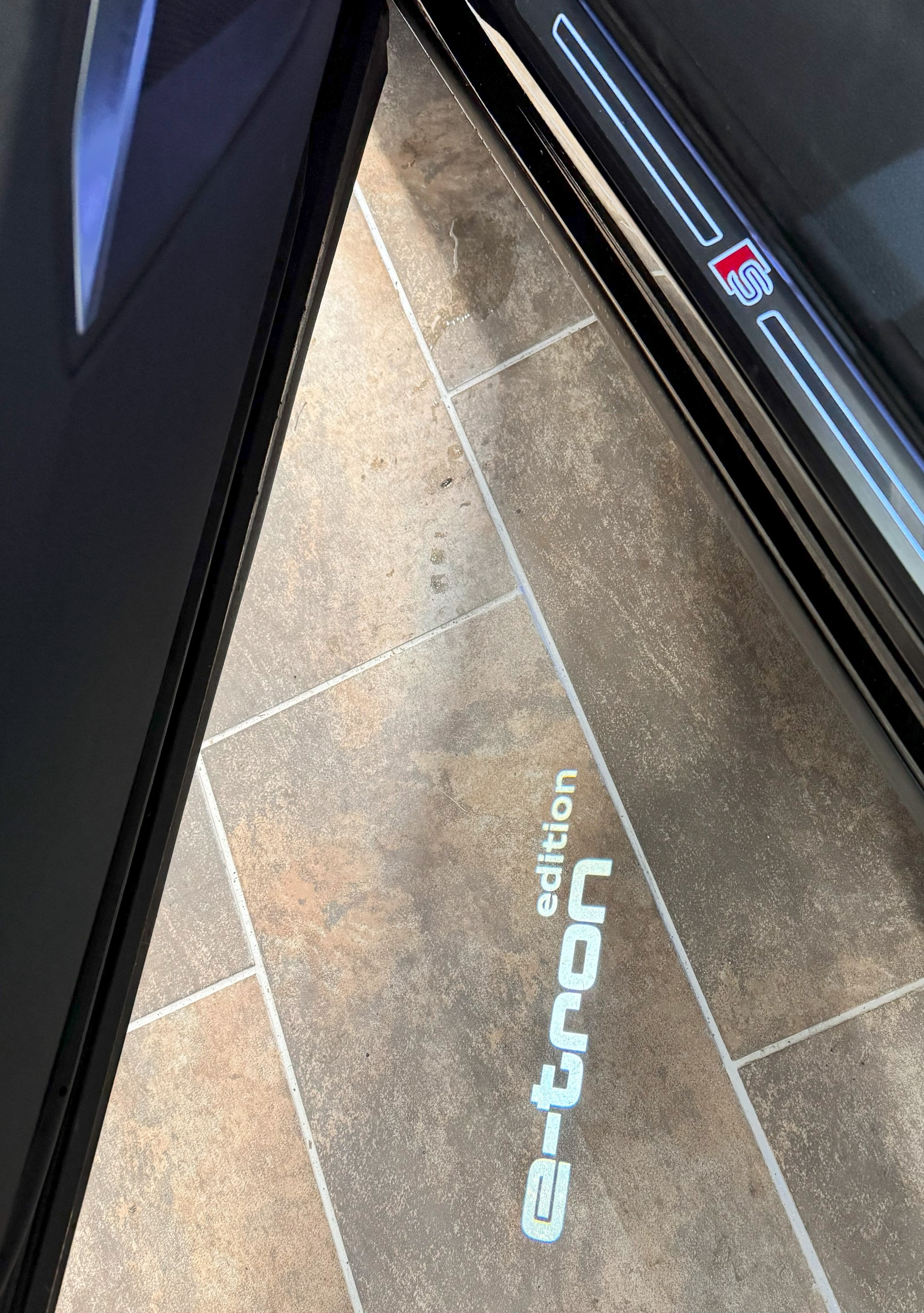 AUDI Q8 Sportback 55 e-tron Black Edition quattro-image-9