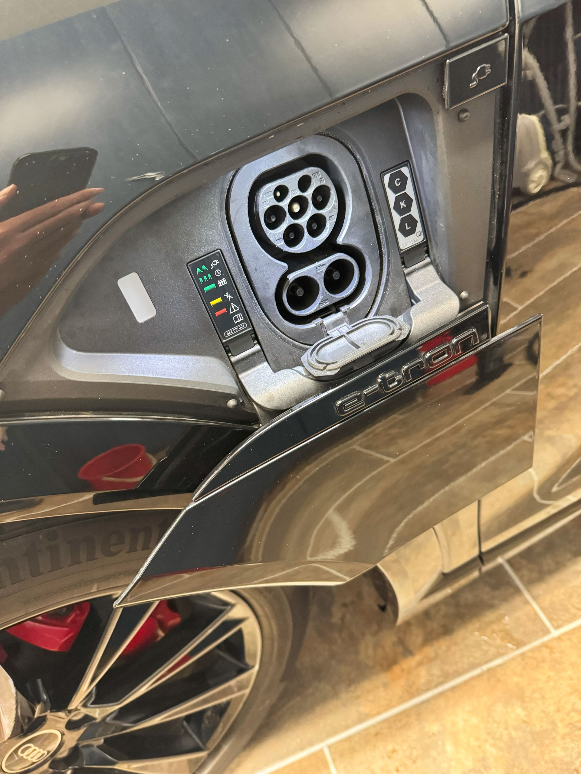 AUDI Q8 Sportback 55 e-tron Black Edition quattro-image-8