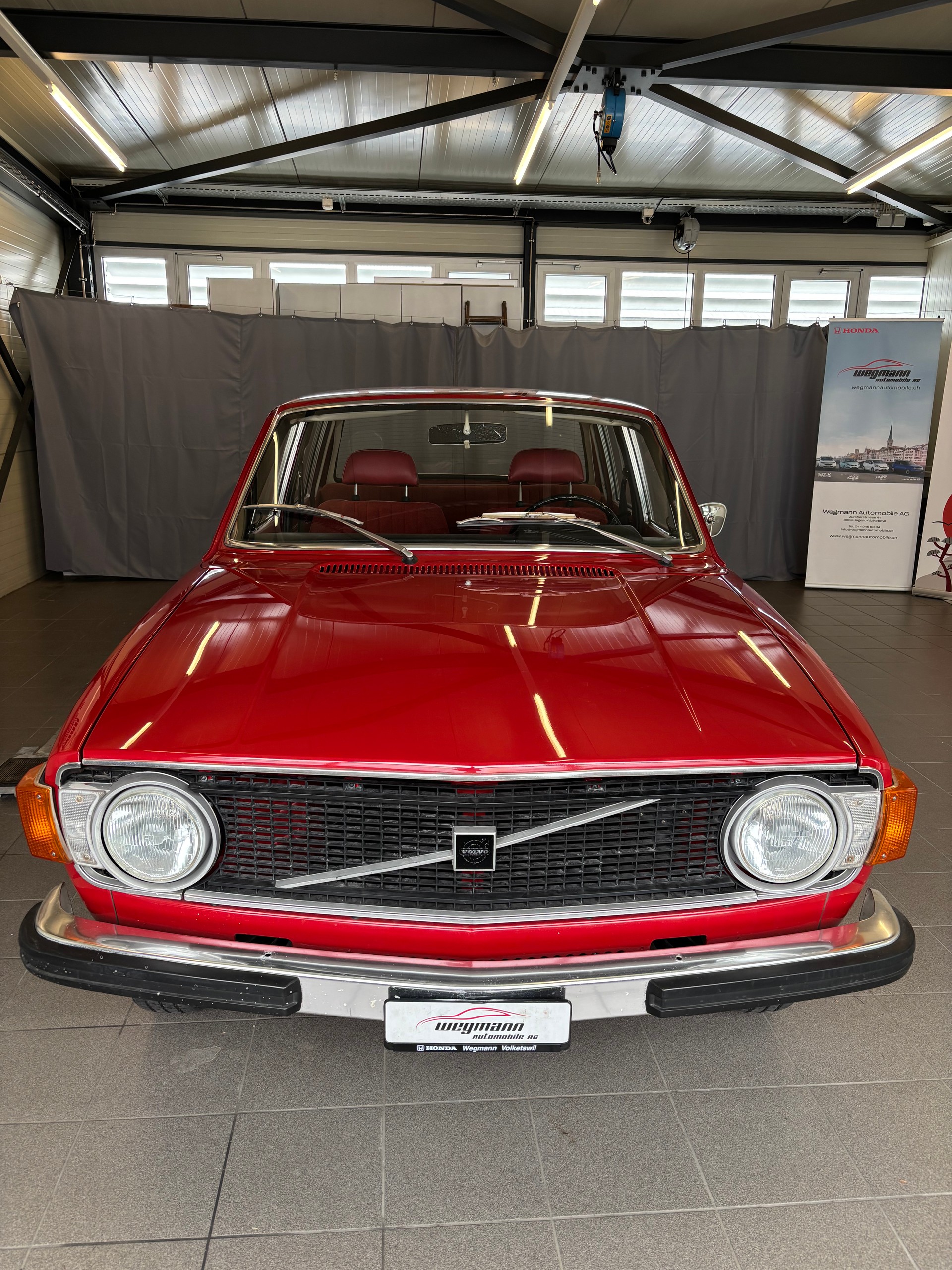 VOLVO 144-showroom-element-1