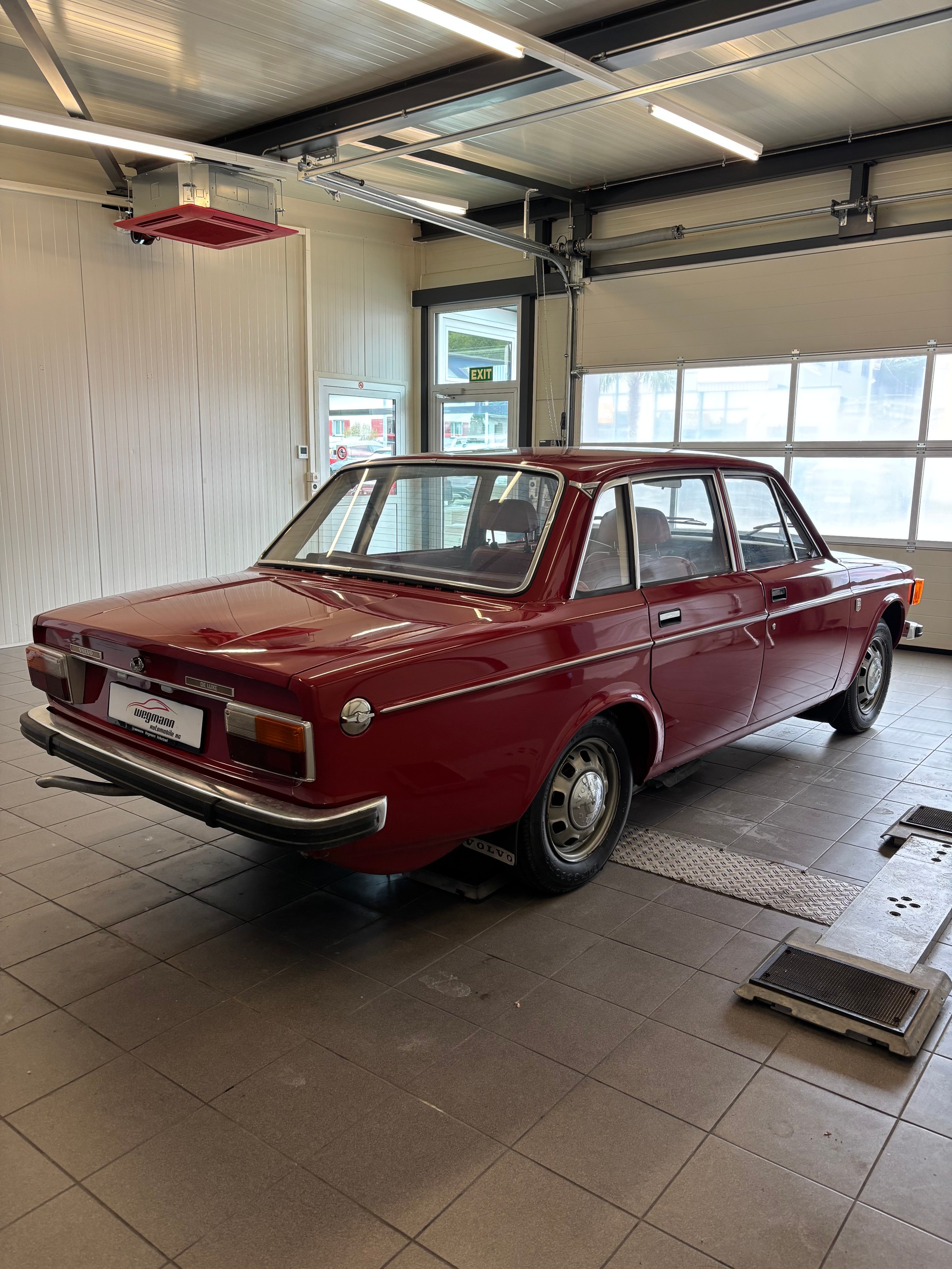 VOLVO 144-showroom-element-3