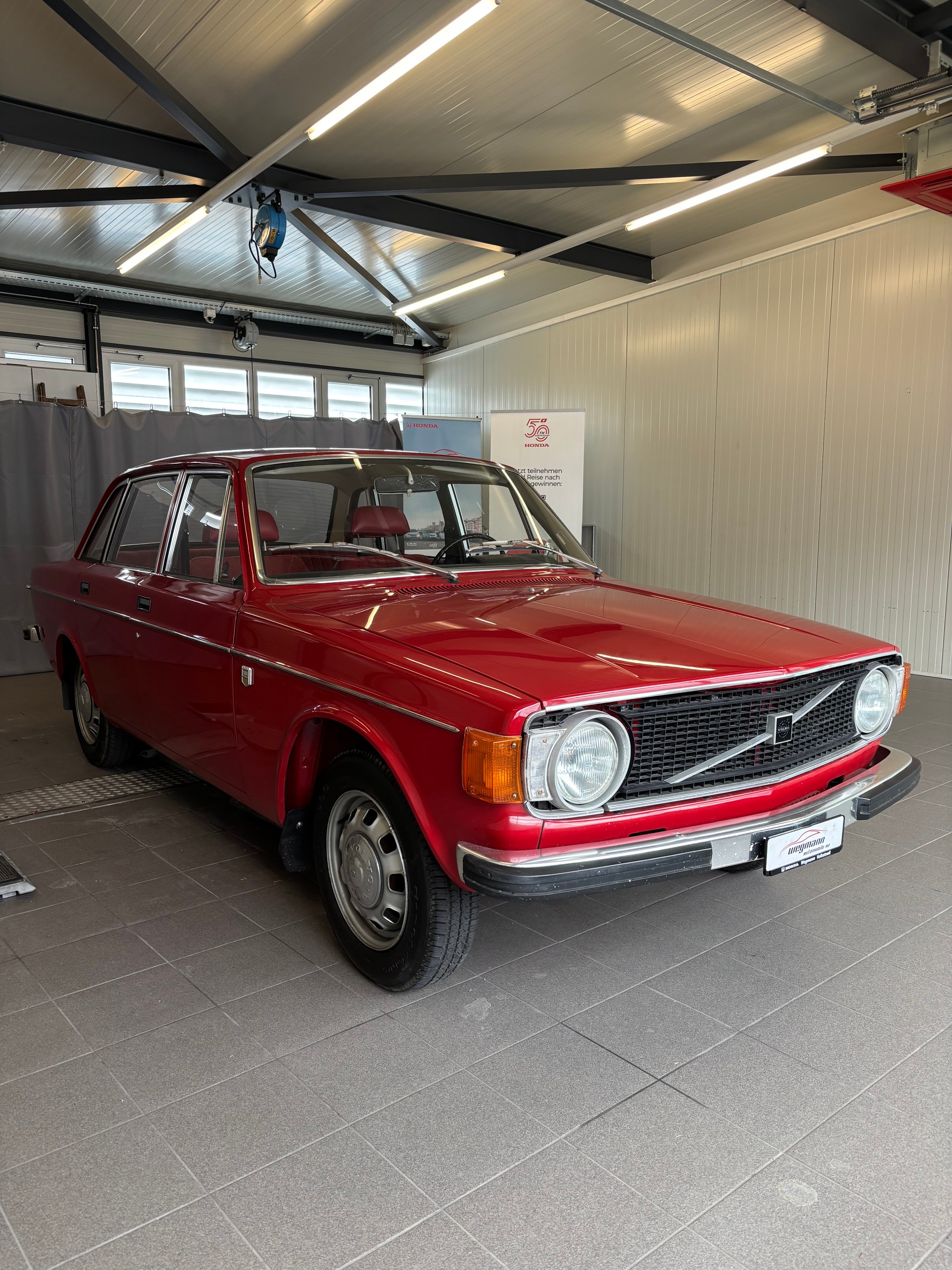 VOLVO 144-showroom-element-2