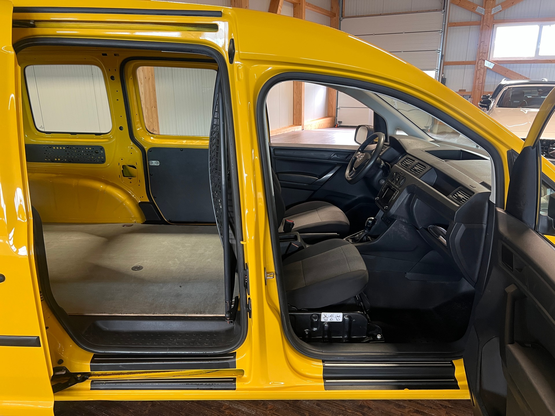 VW Caddy 2.0TDI 4Motion BlueMotion Technology DSG-image-13