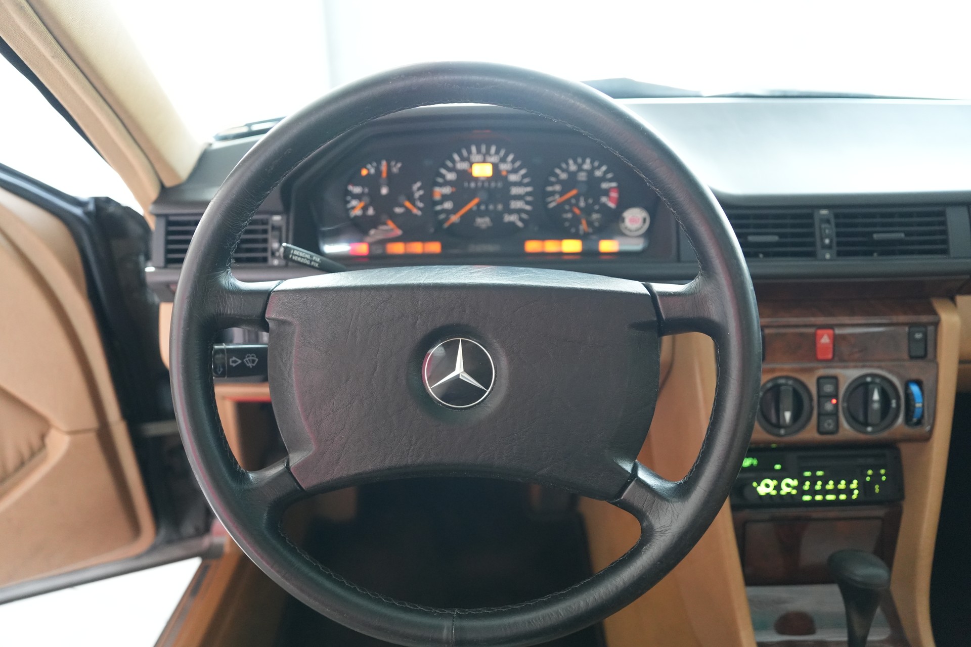 MERCEDES-BENZ 300 CE-image-9