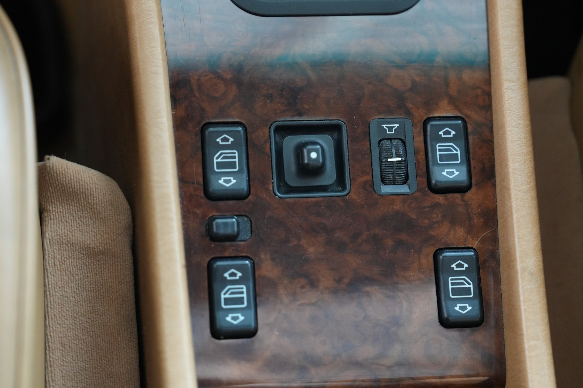 MERCEDES-BENZ 300 CE-image-11