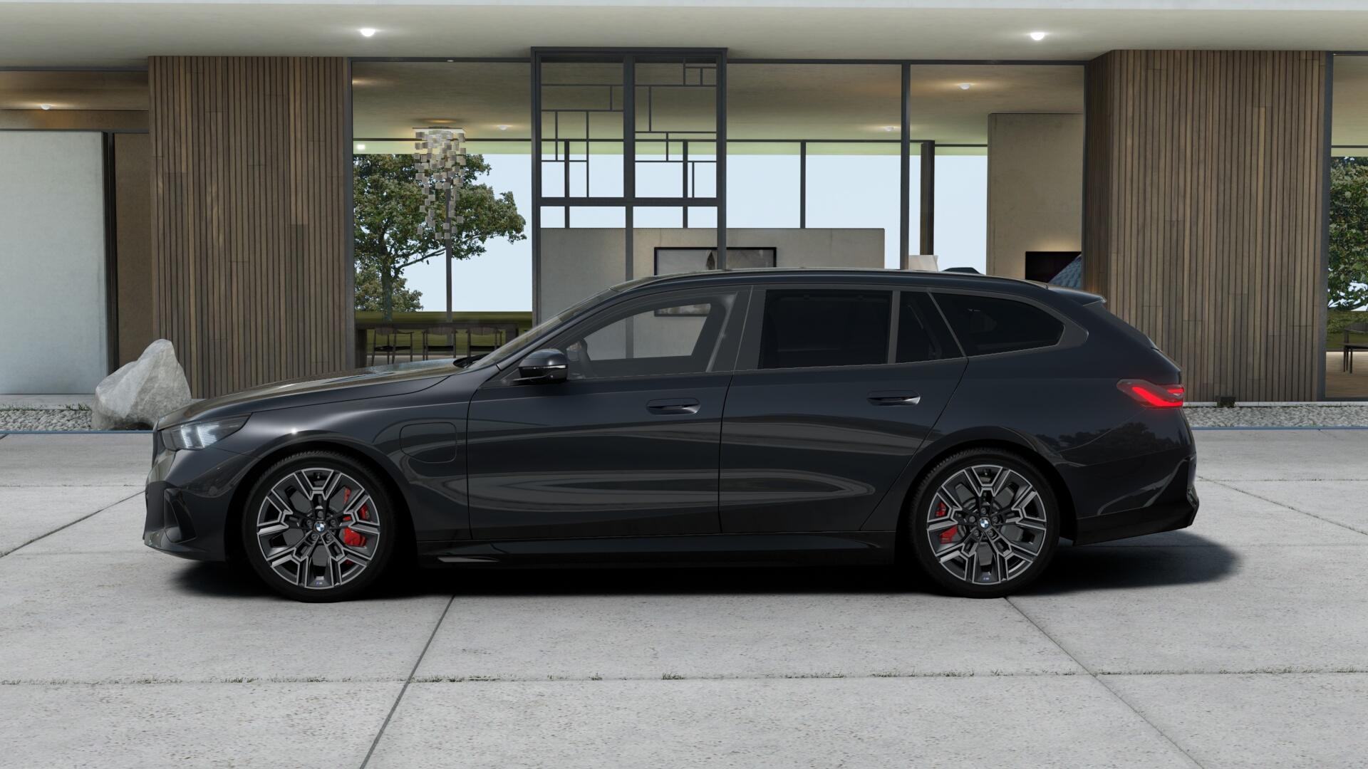 BMW 550e xDrive Touring-showroom-element-1