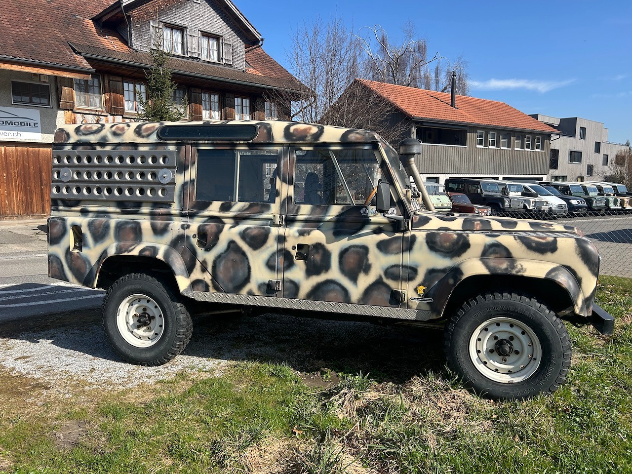 LAND ROVER 110 V8 Station Wagon-image-3