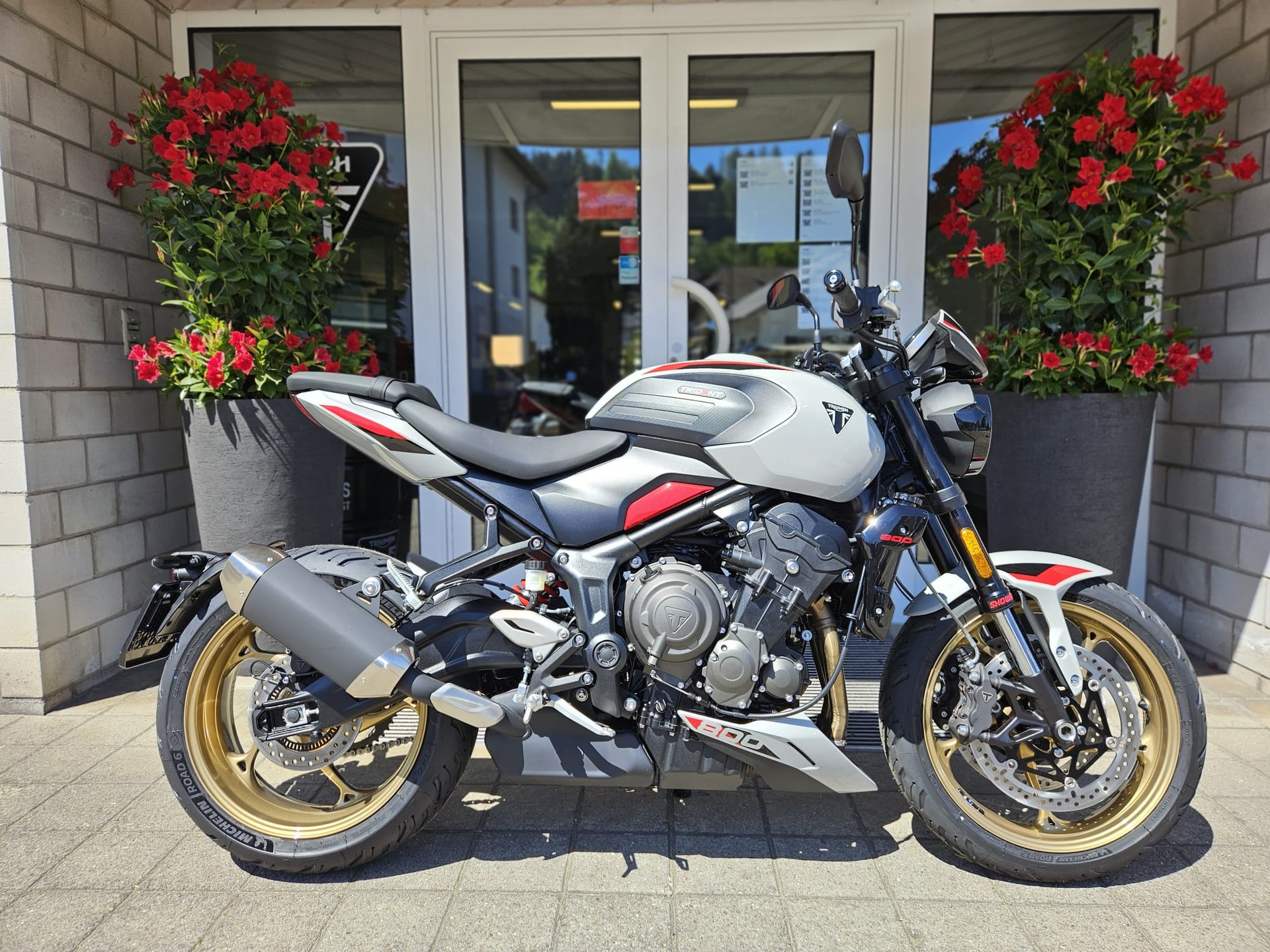 TRIUMPH Trident 800-image-1