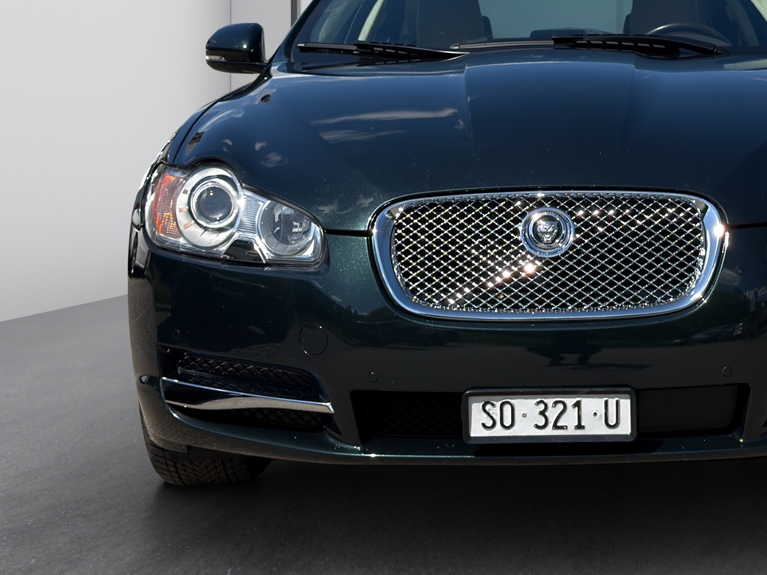 JAGUAR XF 5.0 V8 Portfolio-image-6