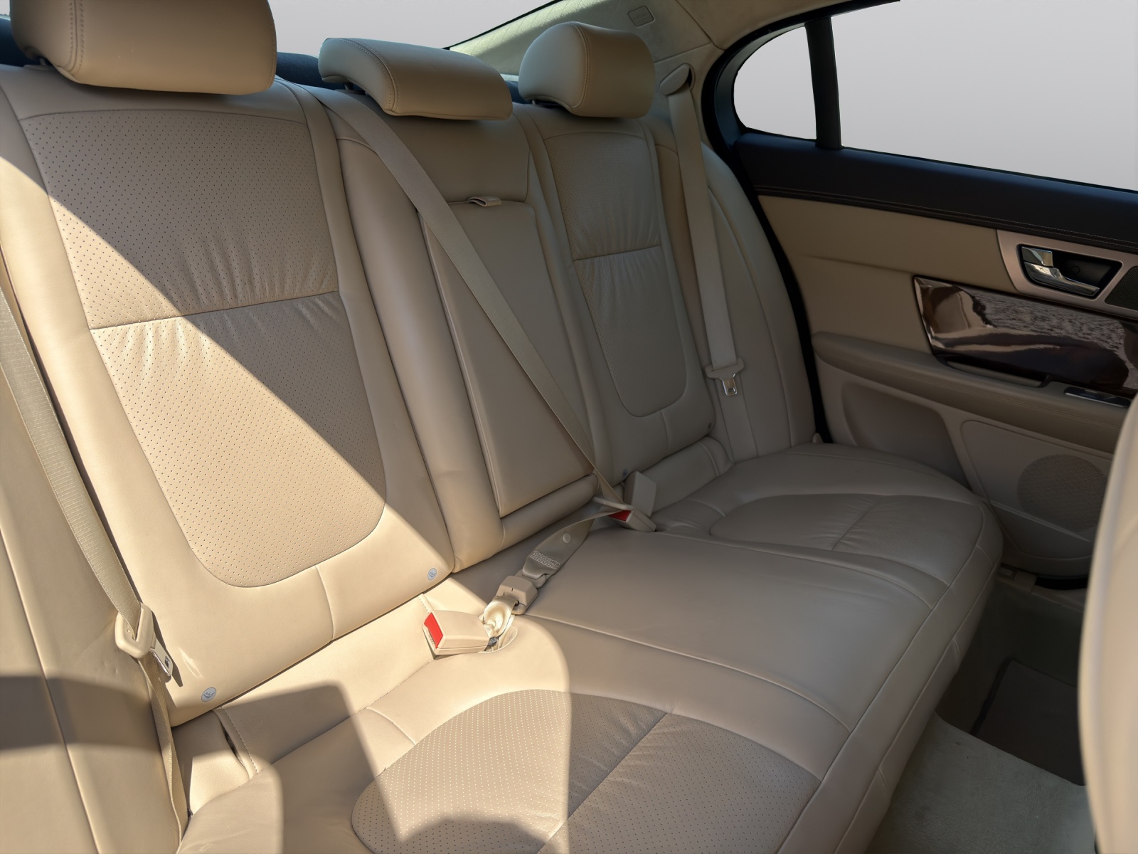 JAGUAR XF 5.0 V8 Portfolio-showroom-element-3