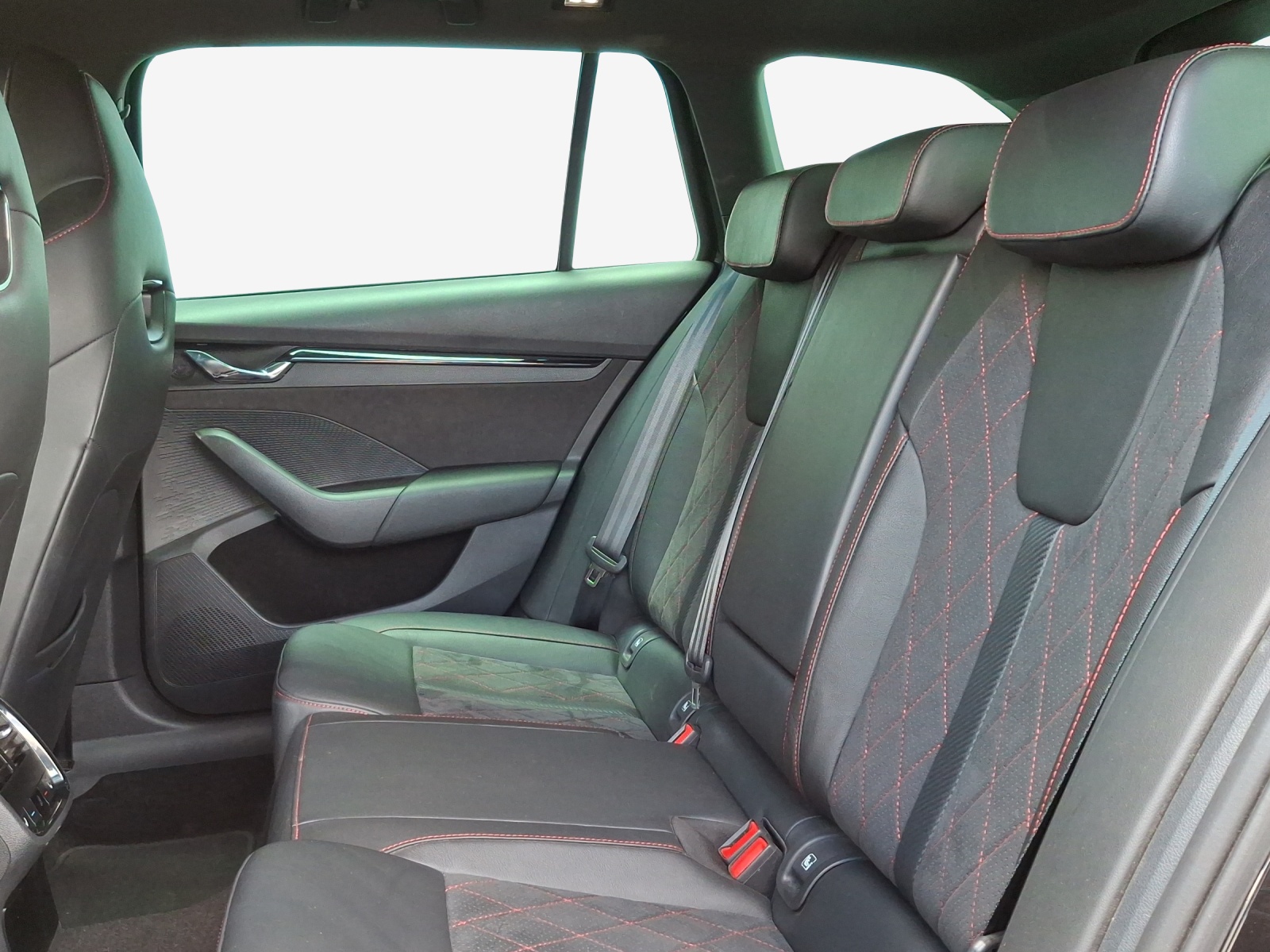SKODA Octavia Combi 2.0 TSI DSG RS-image-11