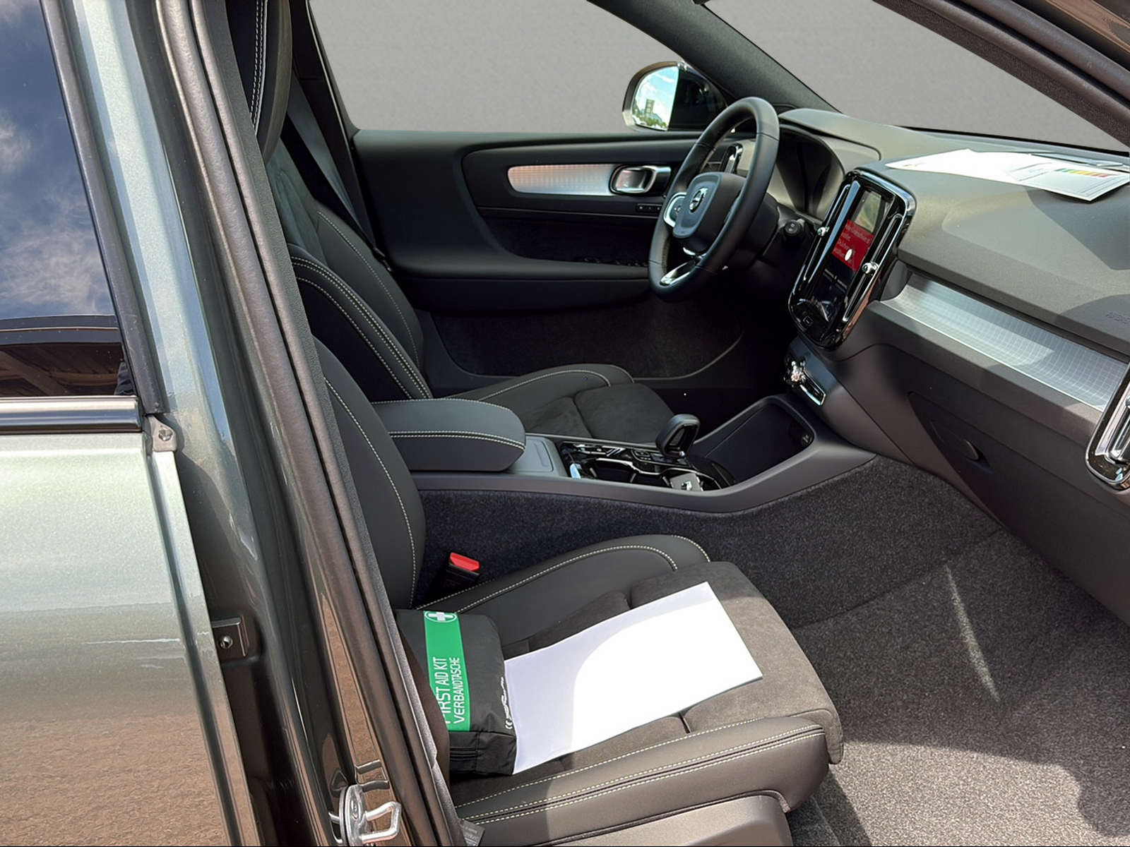 VOLVO XC40 B3 Benzin Mild Hybrid Plus Dark DCT-image-10