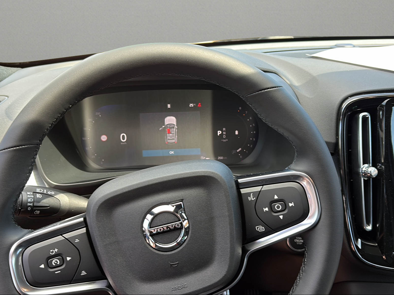 VOLVO XC40 B3 Benzin Mild Hybrid Plus Dark DCT-image-4