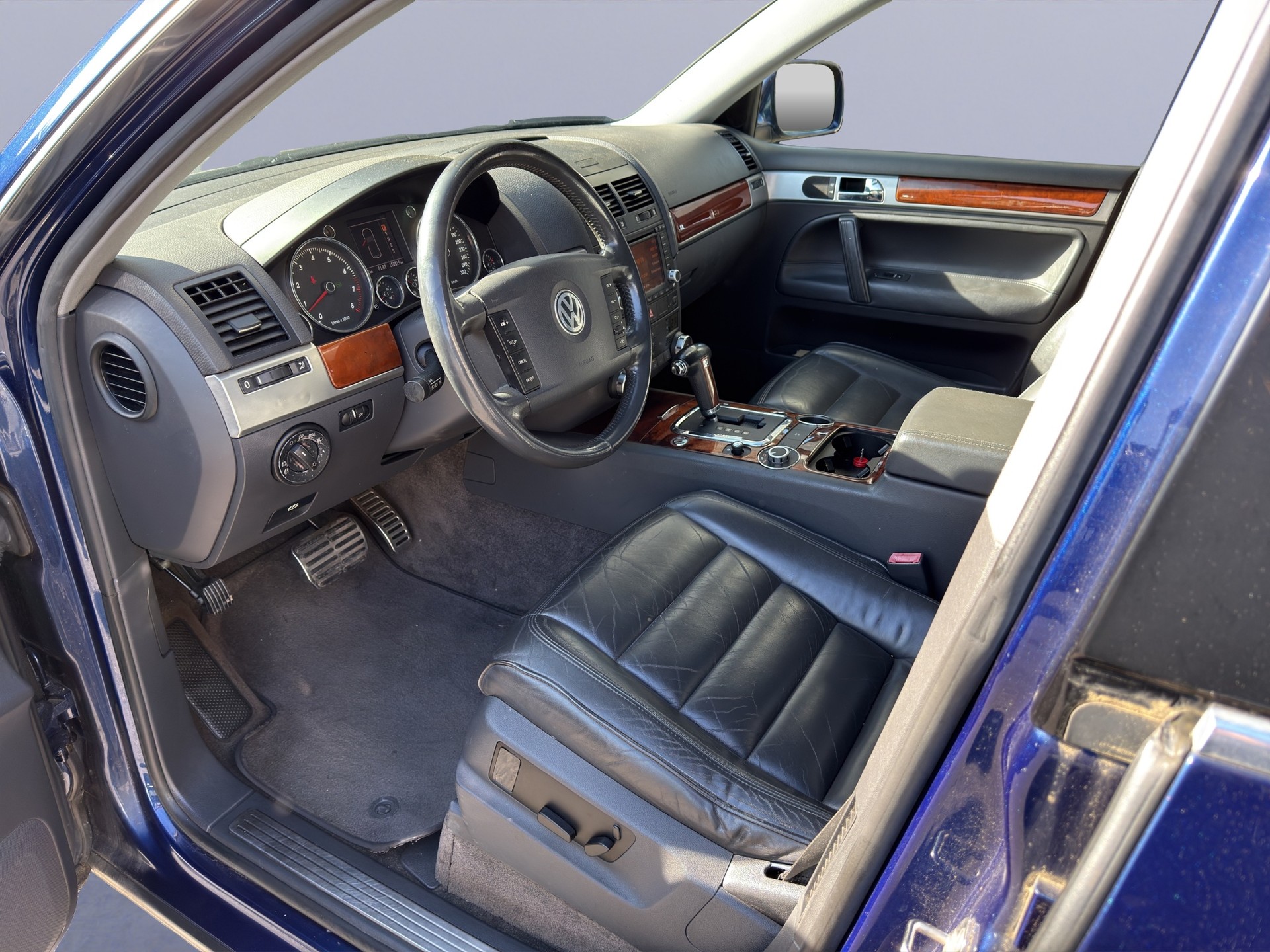VW Touareg 4.2 V8 Automatic-image-13