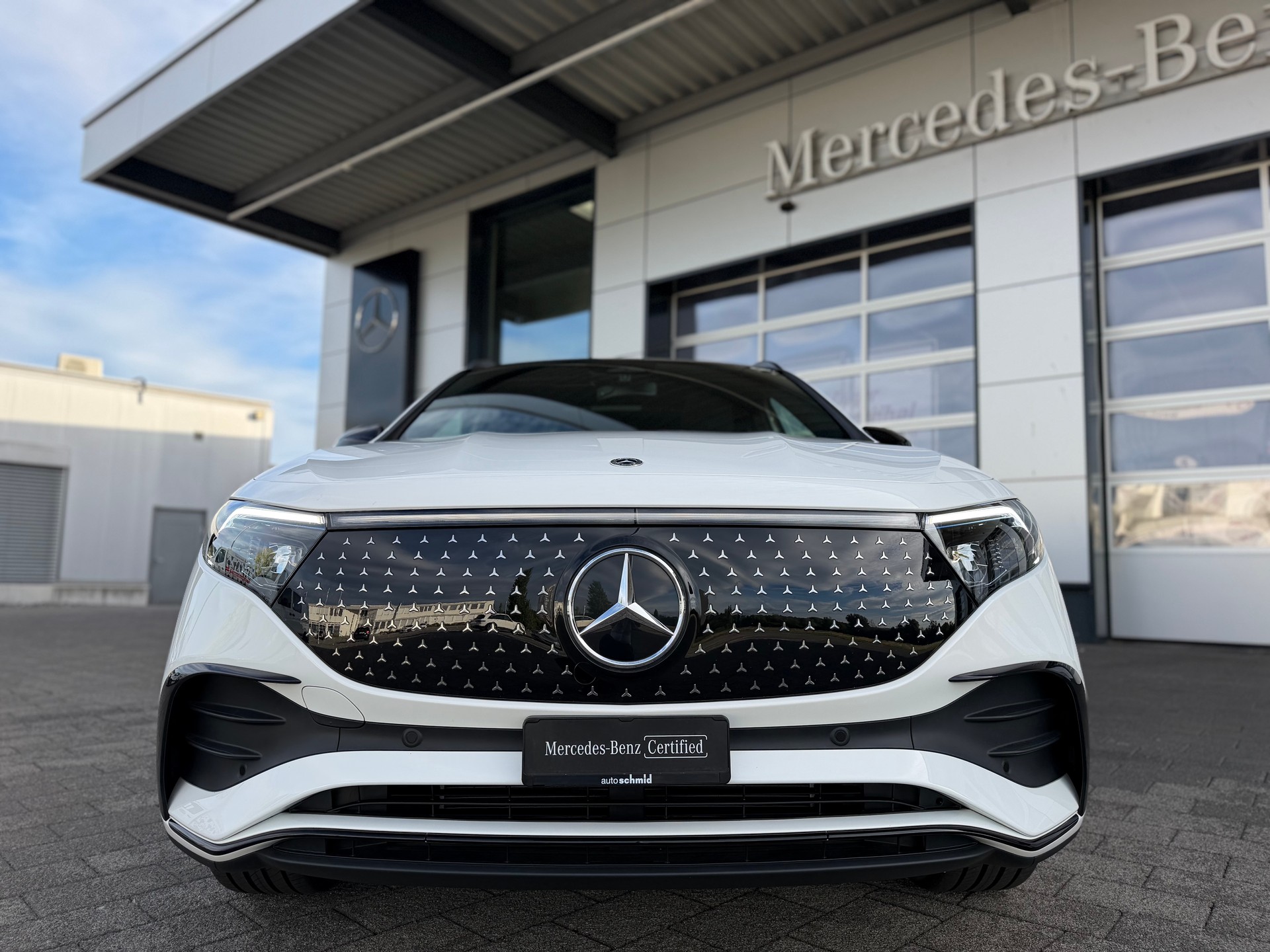 MERCEDES-BENZ EQA 350 AMG Line 4Matic Swiss Star-showroom-element-2