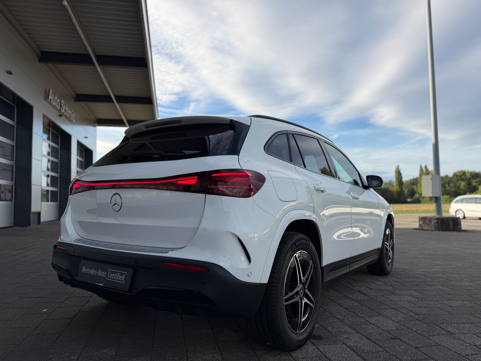 MERCEDES-BENZ EQA 350 AMG Line 4Matic Swiss Star-showroom-element-1