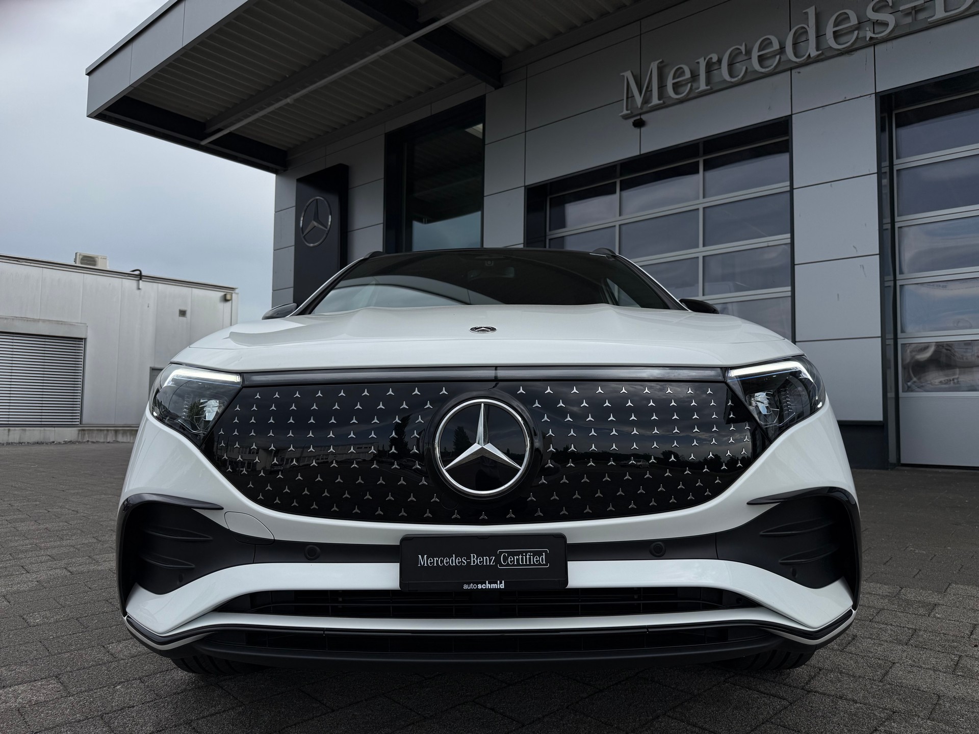 MERCEDES-BENZ EQA 350 AMG Line 4Matic Swiss Star-showroom-element-2