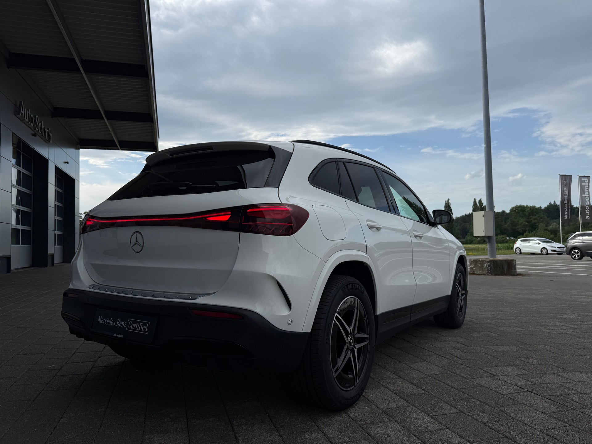 MERCEDES-BENZ EQA 350 AMG Line 4Matic Swiss Star-showroom-element-1