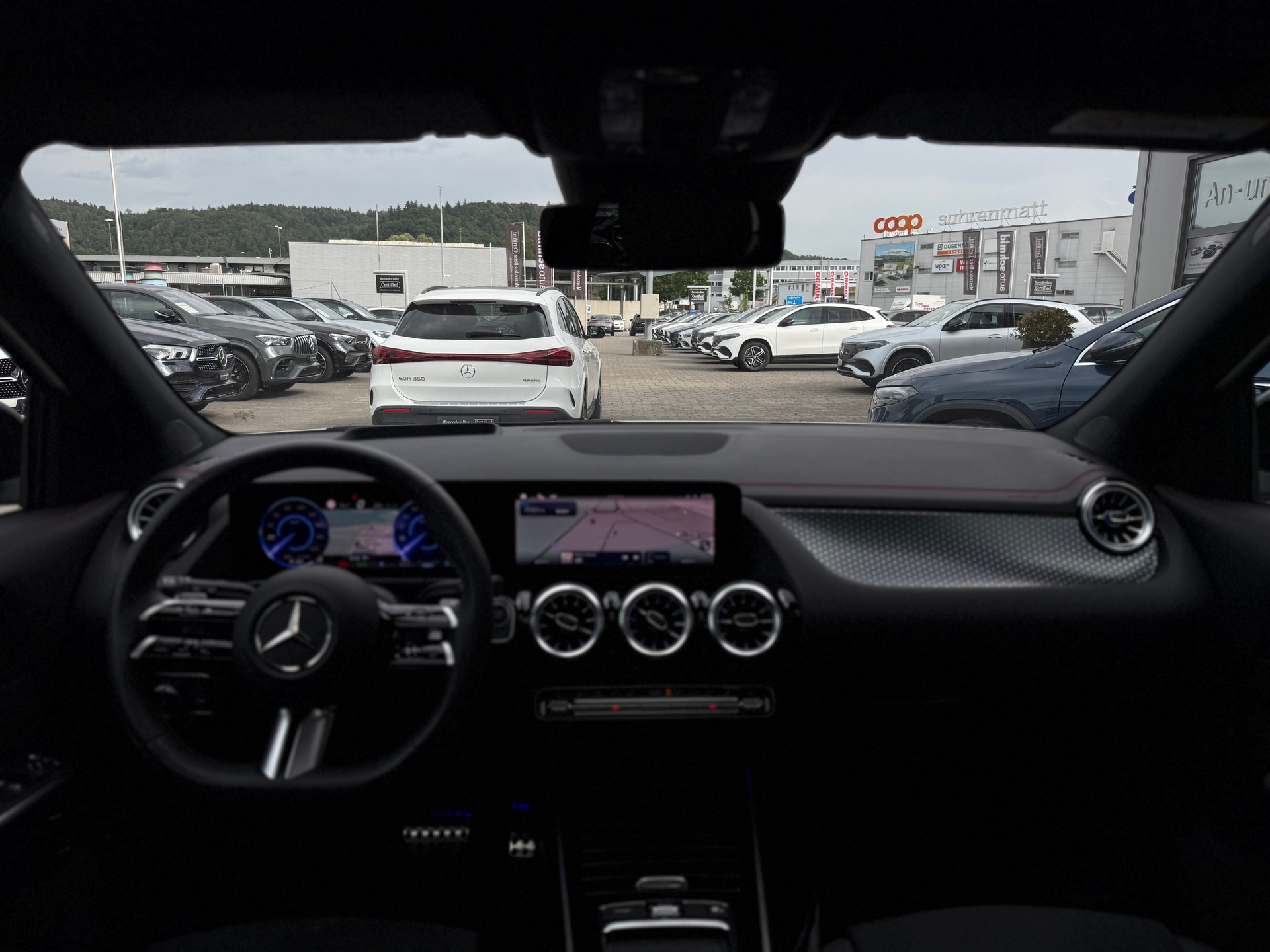 MERCEDES-BENZ EQA 350 AMG Line 4Matic Swiss Star-showroom-element-3